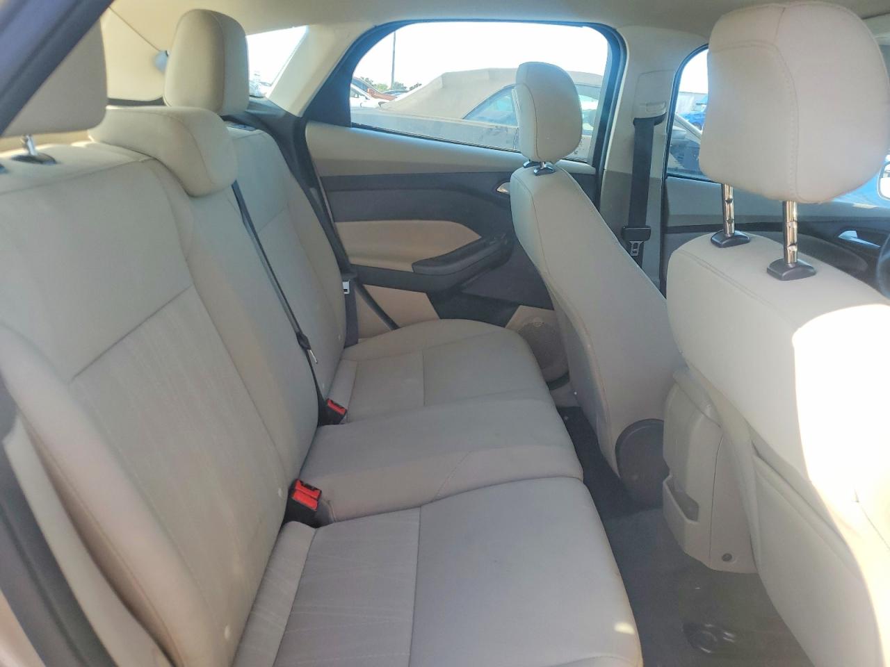 2018 Ford Focus Se Tan vin: 1FADP3K20JL281901