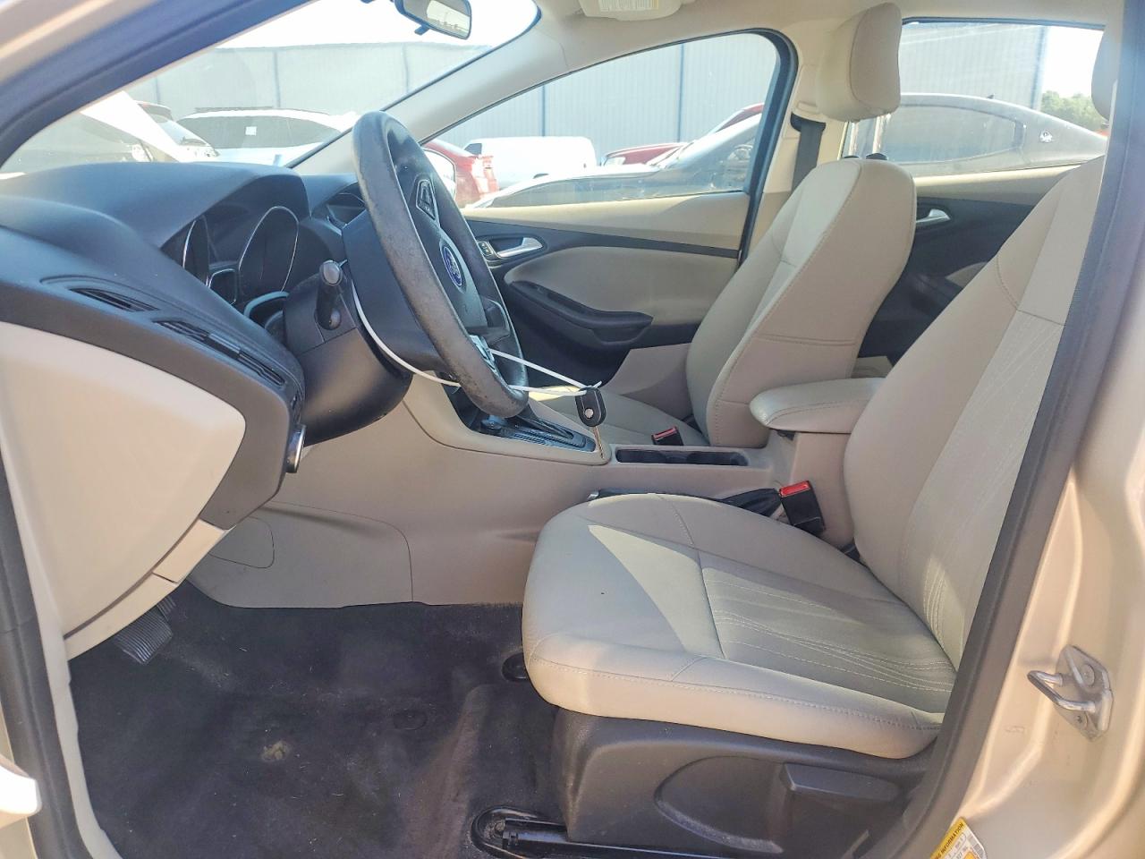 2018 Ford Focus Se Tan vin: 1FADP3K20JL281901