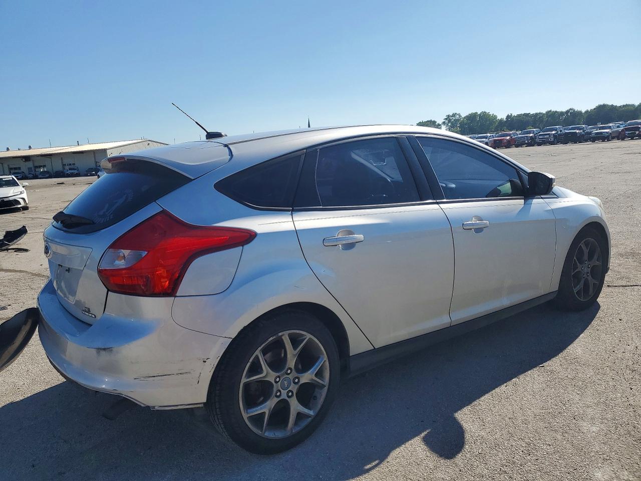 2014 Ford Focus Se Silver vin: 1FADP3K21EL142558