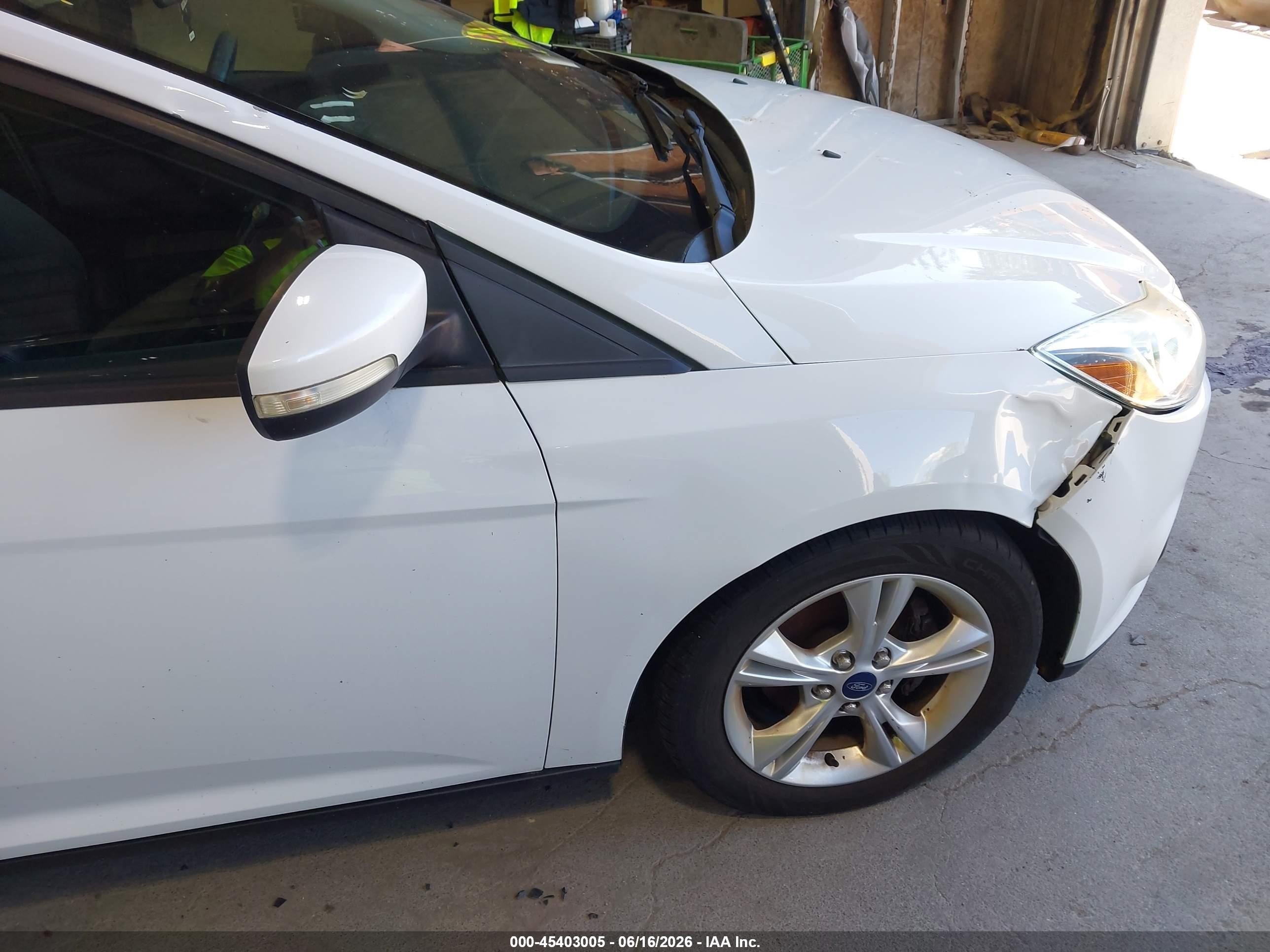 2014 Ford Focus Se White vin: 1FADP3K21EL189217