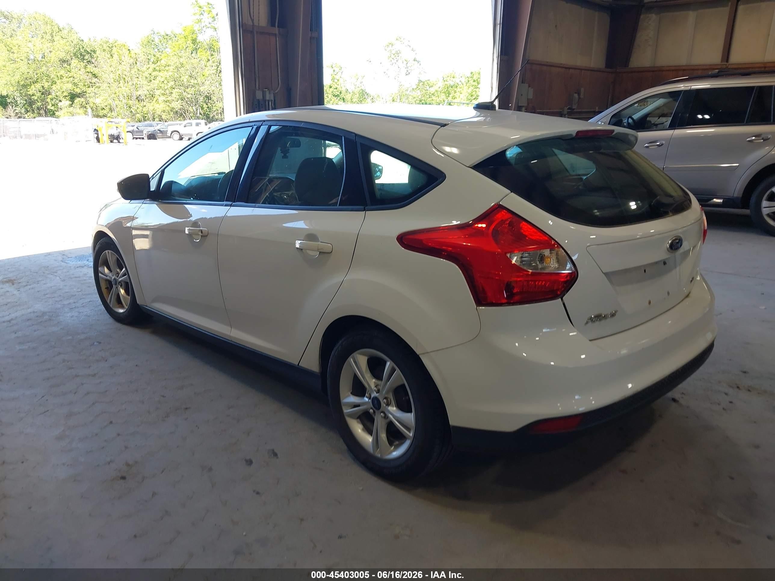 2014 Ford Focus Se White vin: 1FADP3K21EL189217