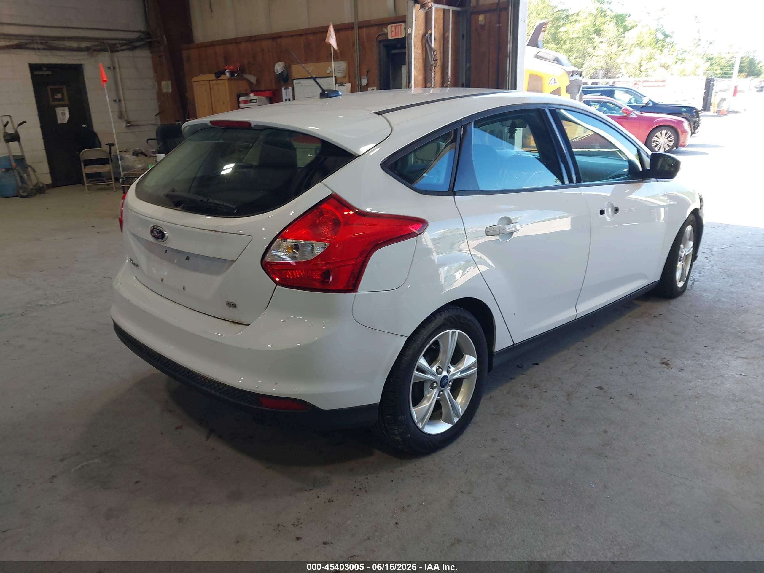 2014 Ford Focus Se White vin: 1FADP3K21EL189217