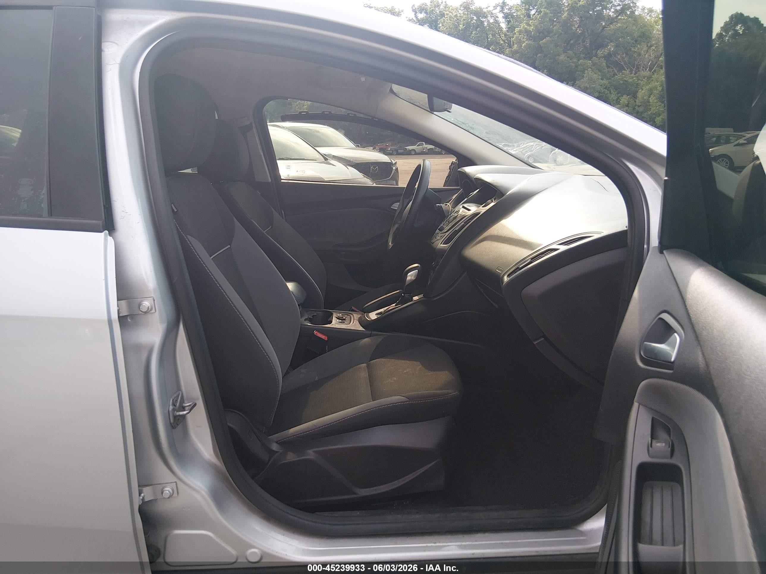 2014 Ford Focus Se Silver vin: 1FADP3K21EL197091