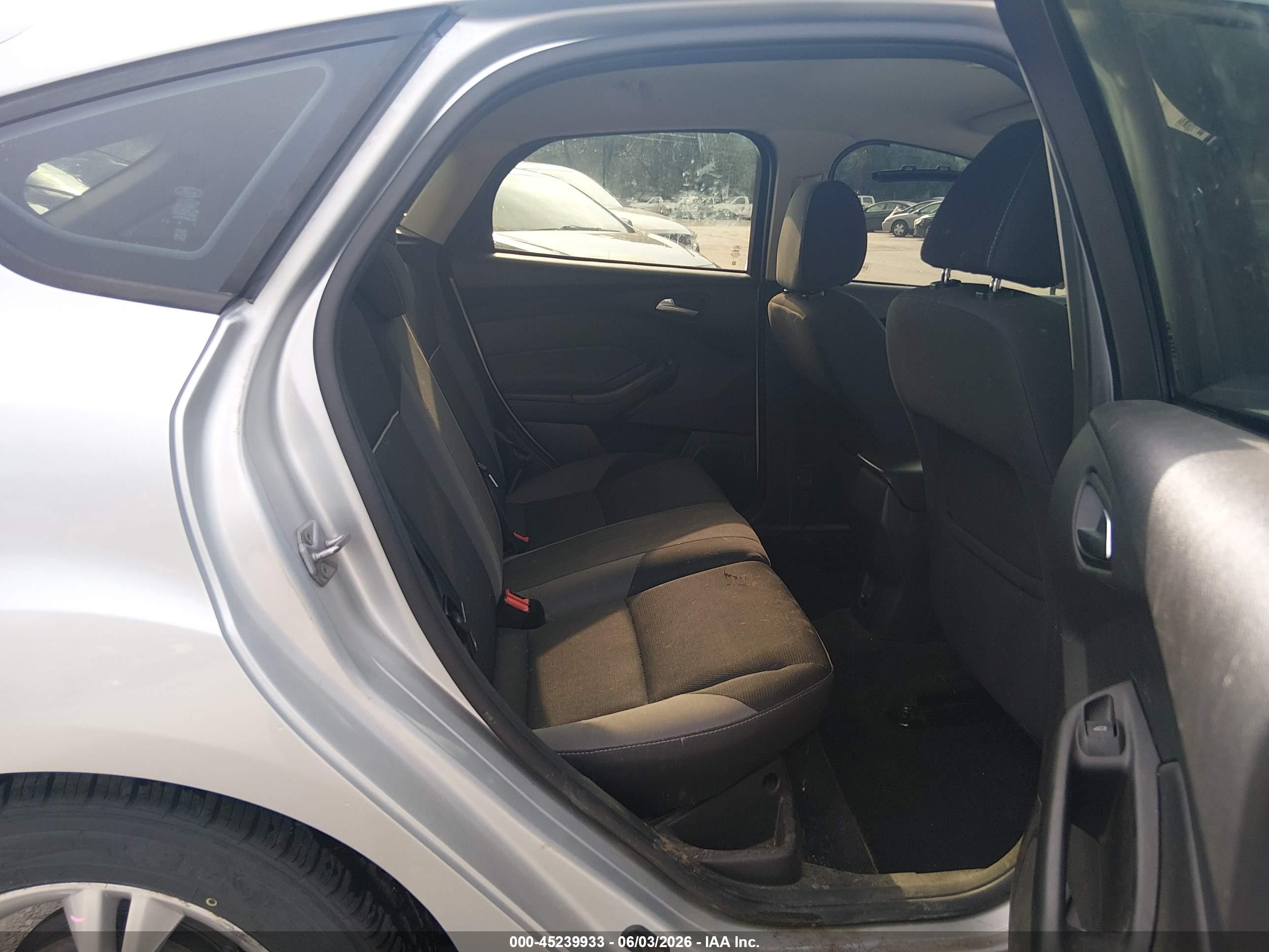 2014 Ford Focus Se Silver vin: 1FADP3K21EL197091