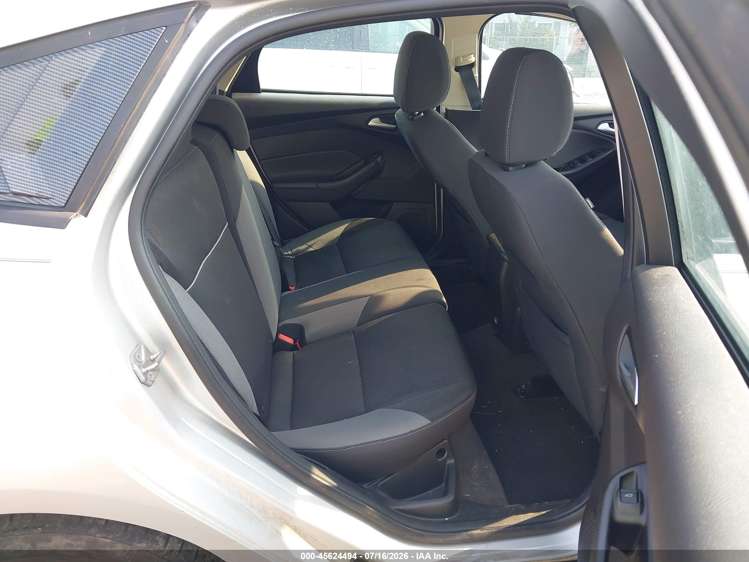 2014 Ford Focus Se Silver vin: 1FADP3K21EL277541