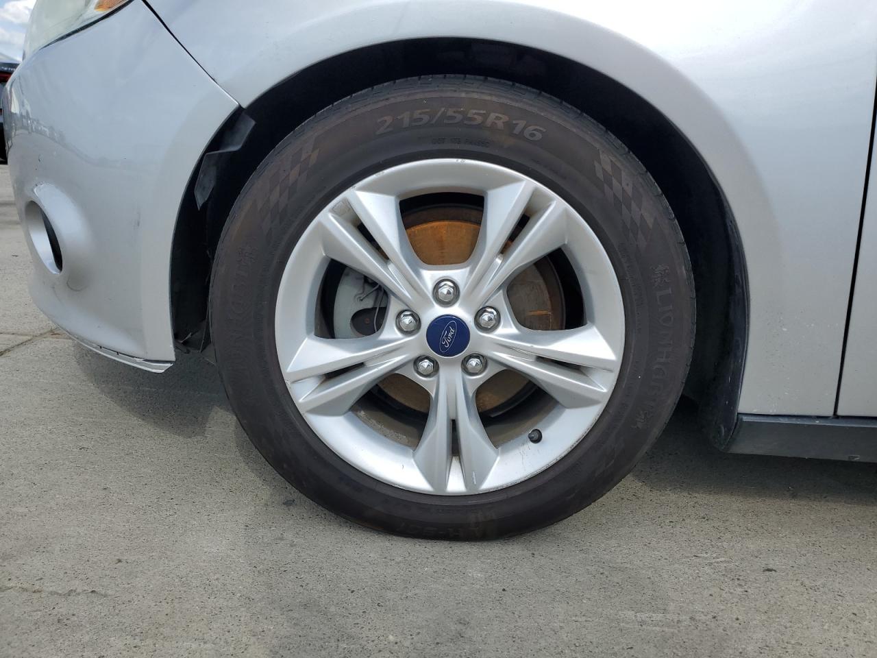 2014 Ford Focus Se Silver vin: 1FADP3K21EL322915 Damage: Left Front Wheel, Curb Rash, > 12 Inches