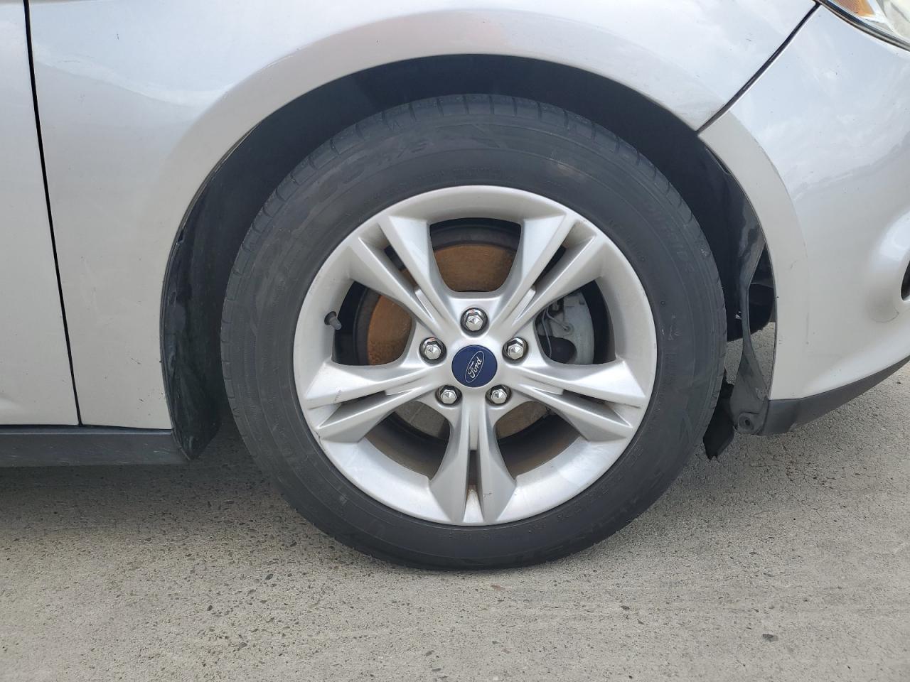 2014 Ford Focus Se Silver vin: 1FADP3K21EL322915 Damage: Right Front Tire, Worn, Replacement Required