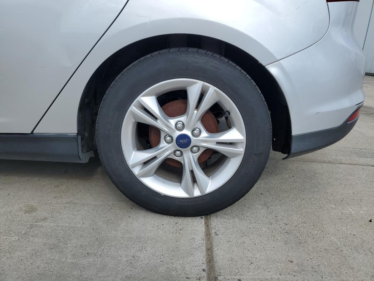 2014 Ford Focus Se Silver vin: 1FADP3K21EL322915 Damage: Left Rear Wheel, Curb Rash, > 12 Inches