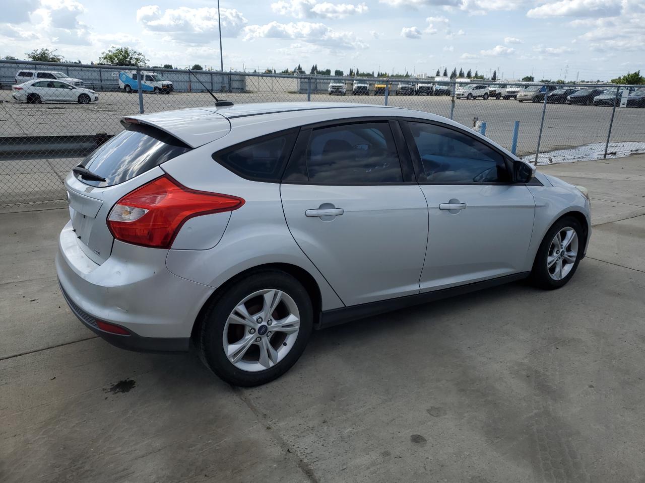 2014 Ford Focus Se Silver vin: 1FADP3K21EL322915 Damage: Rear Bumper, Dent(S) W/ Paint Dmg, 9 To 10 Inches