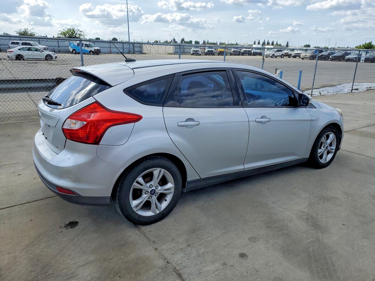 2014 Ford Focus Se Silver vin: 1FADP3K21EL322915