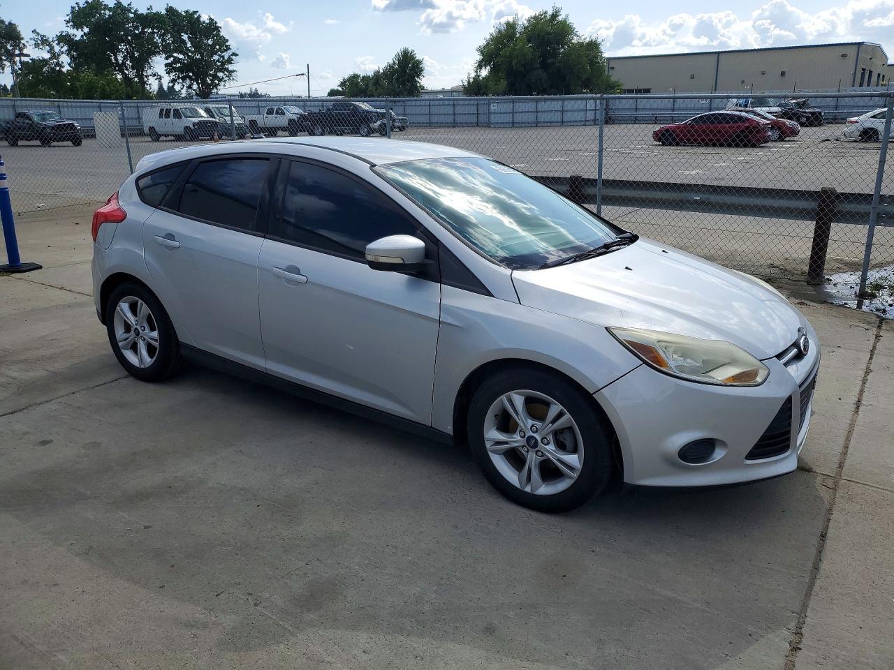 2014 Ford Focus Se Silver vin: 1FADP3K21EL322915