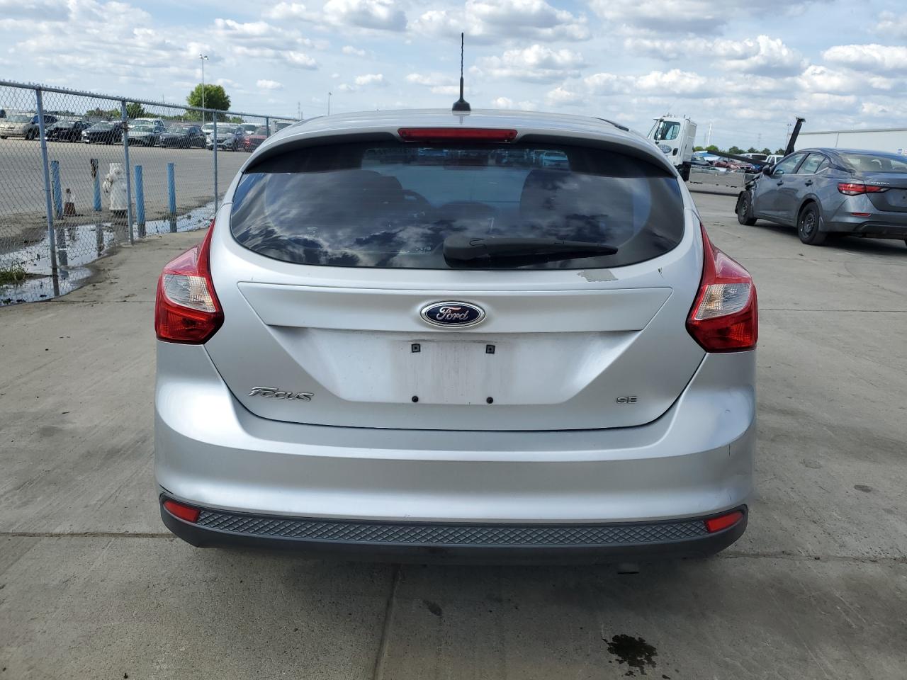 2014 Ford Focus Se Silver vin: 1FADP3K21EL322915 Damage: Lift Gate, Peeling, 7 To 8 Inches