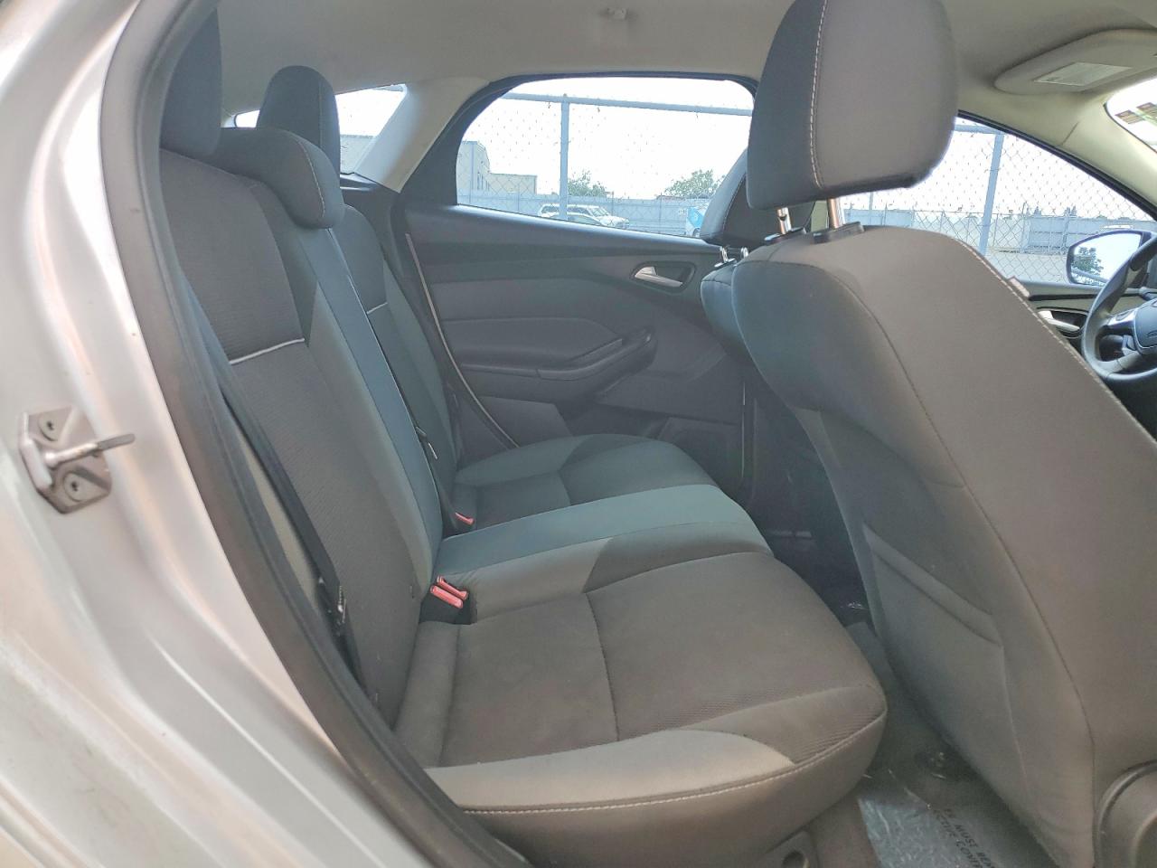 2014 Ford Focus Se Silver vin: 1FADP3K21EL322915