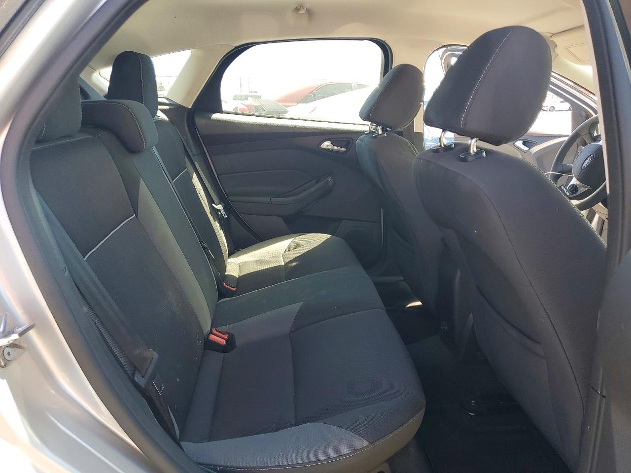 2014 Ford Focus Se Silver vin: 1FADP3K21EL432220