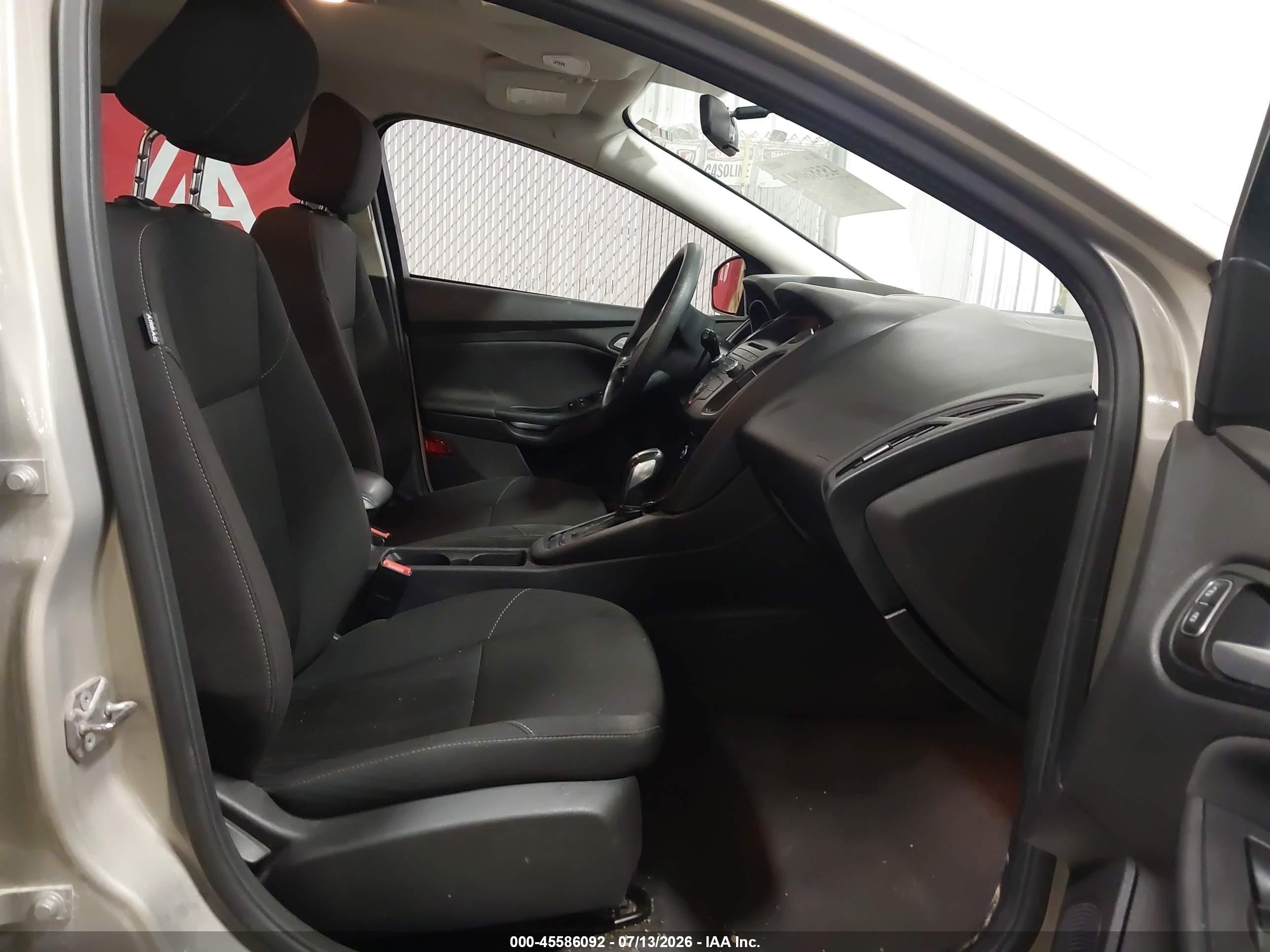 2015 Ford Focus Se Silver vin: 1FADP3K21FL211511