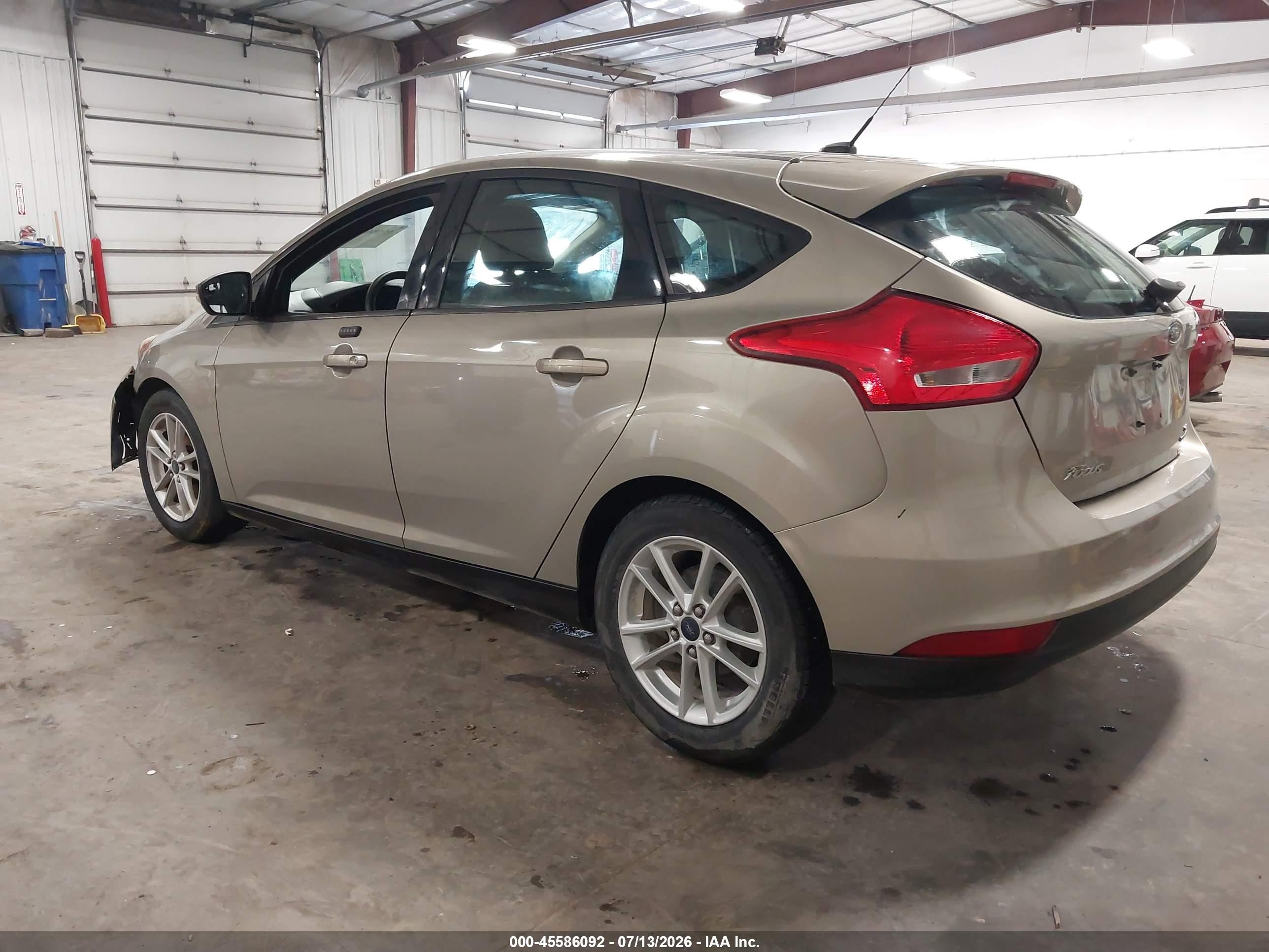 2015 Ford Focus Se Silver vin: 1FADP3K21FL211511