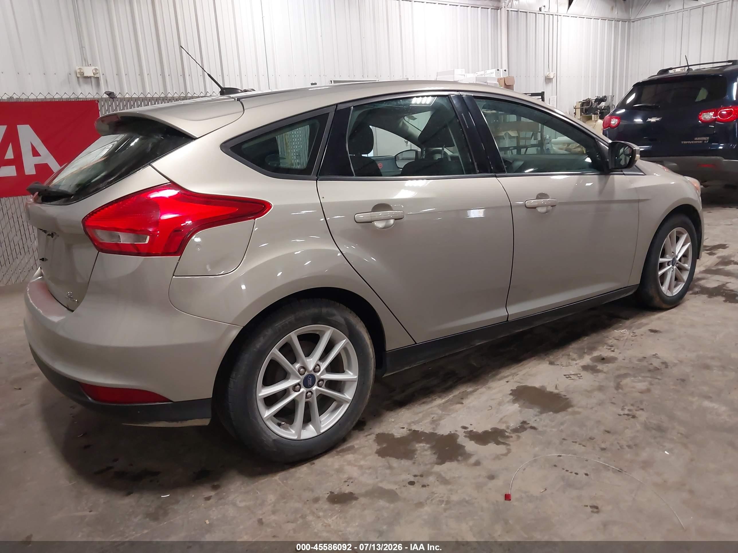 2015 Ford Focus Se Silver vin: 1FADP3K21FL211511