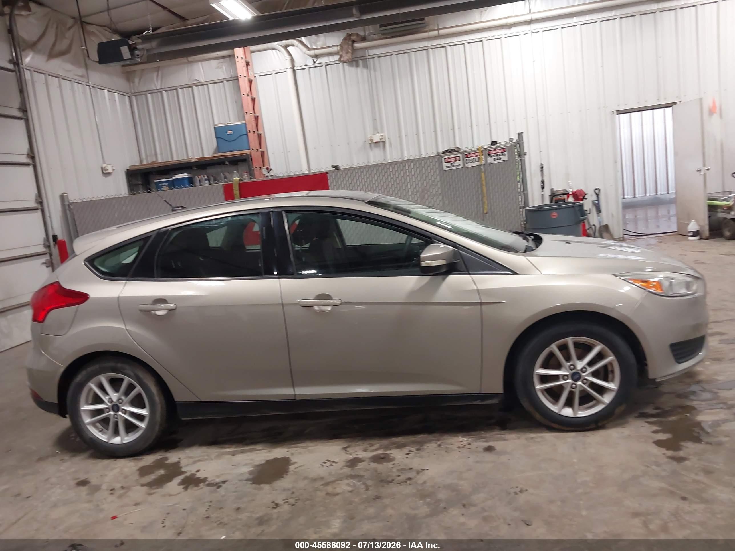 2015 Ford Focus Se Silver vin: 1FADP3K21FL211511