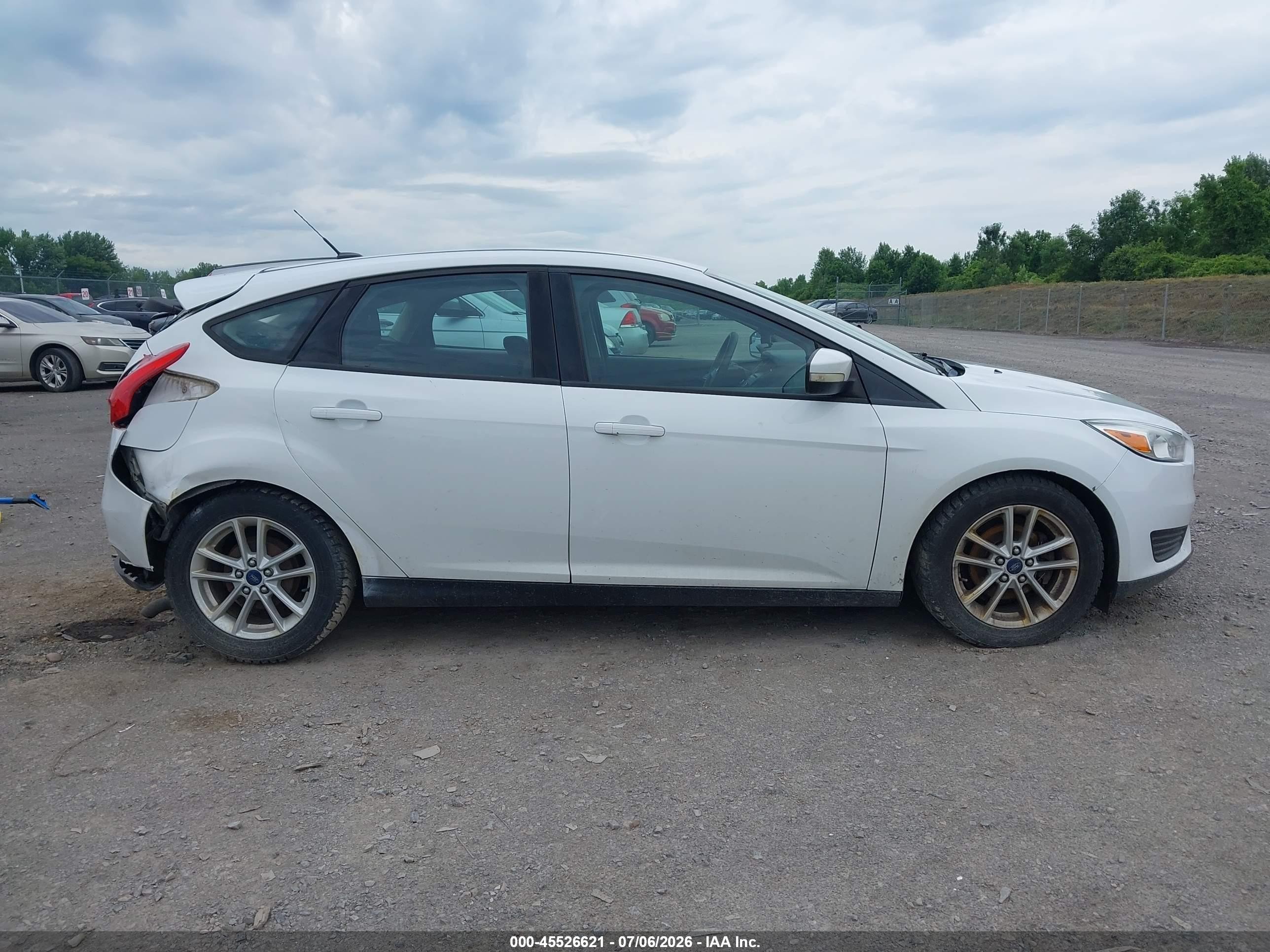 2015 Ford Focus Se White vin: 1FADP3K21FL213629