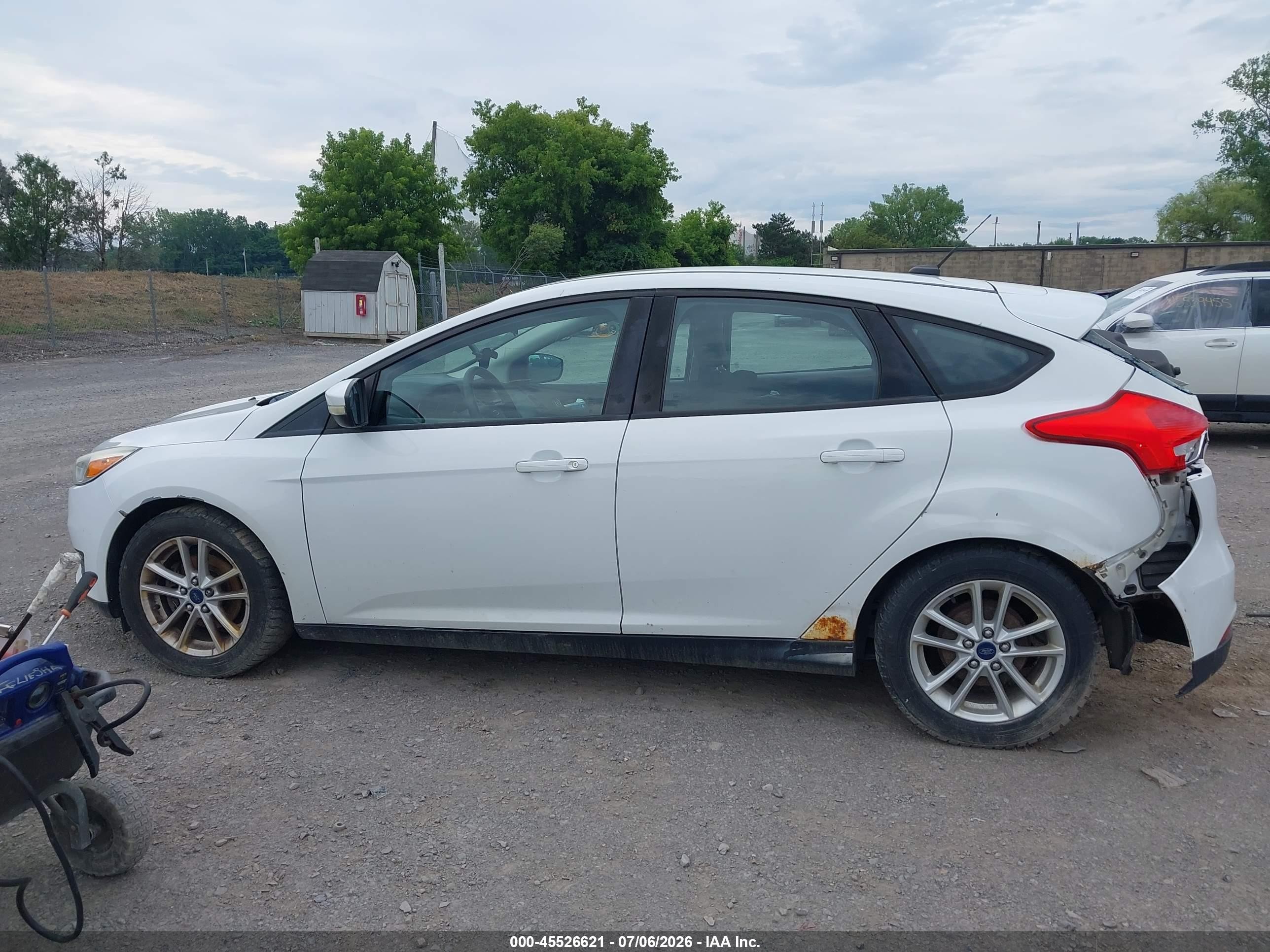 2015 Ford Focus Se White vin: 1FADP3K21FL213629