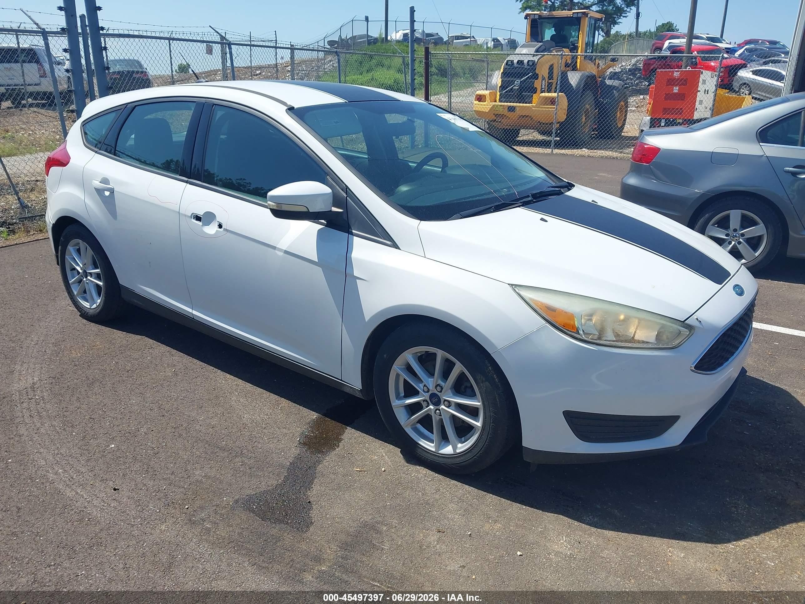 2015 Ford Focus Se White vin: 1FADP3K21FL233251