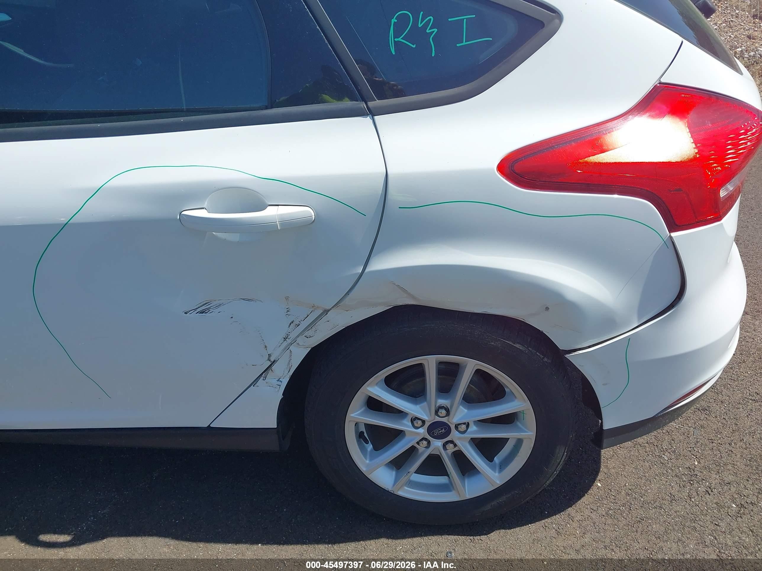 2015 Ford Focus Se Белый vin: 1FADP3K21FL233251
