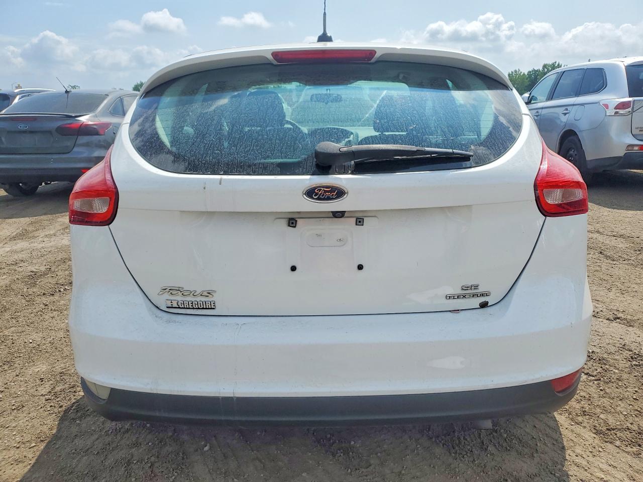 2015 Ford Focus Se White vin: 1FADP3K21FL265259