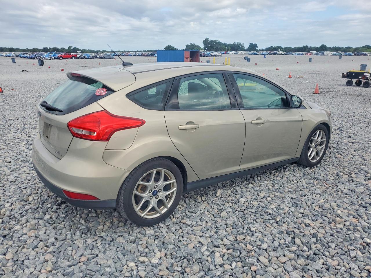 2015 Ford Focus Se Beige vin: 1FADP3K21FL302651
