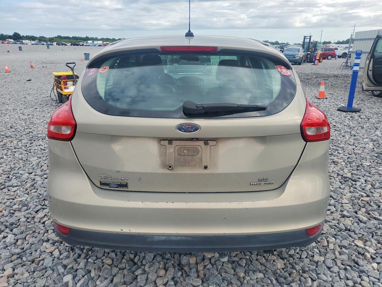 2015 Ford Focus Se Beige vin: 1FADP3K21FL302651