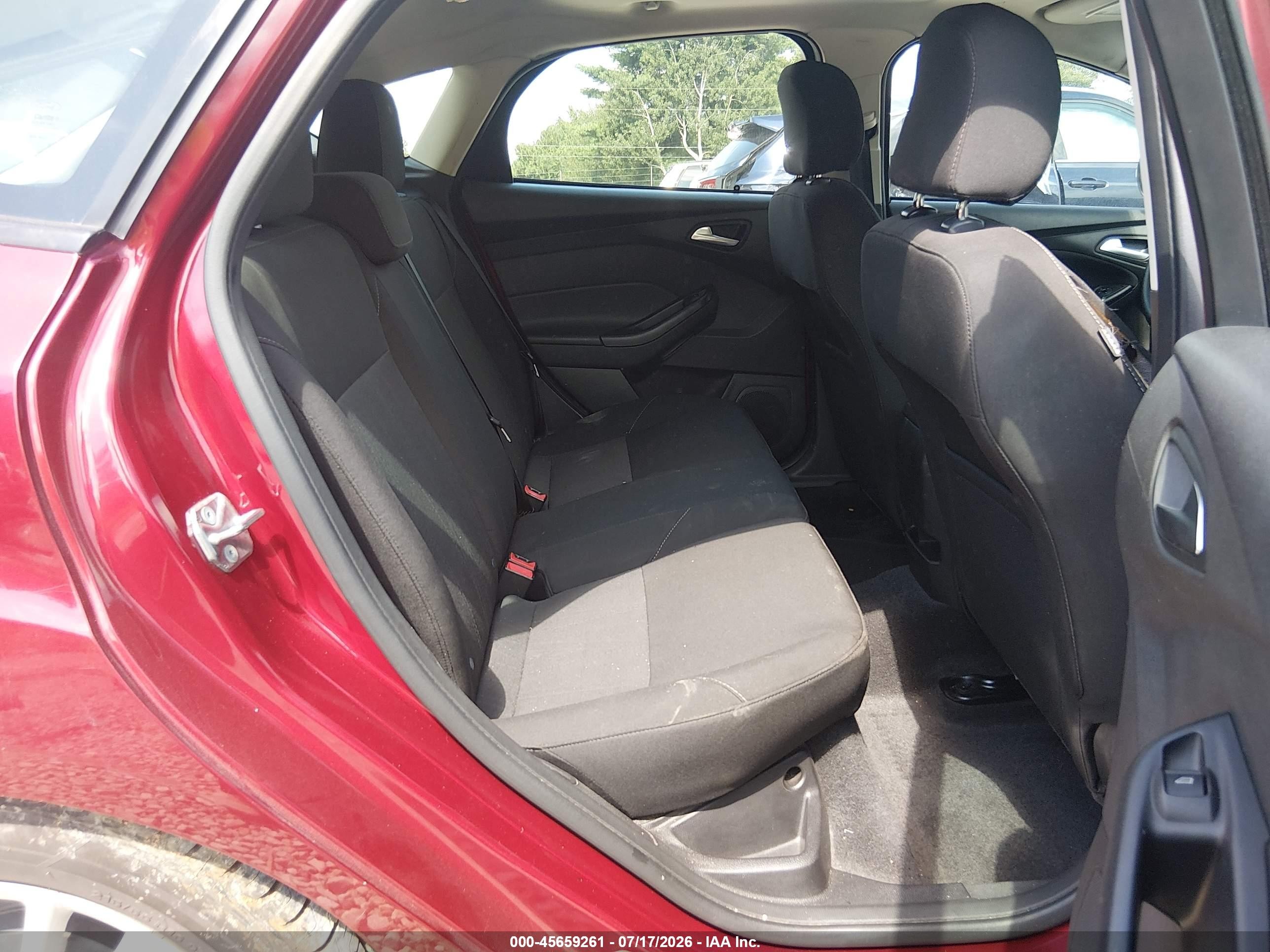 2015 Ford Focus Se Красный vin: 1FADP3K21FL346911