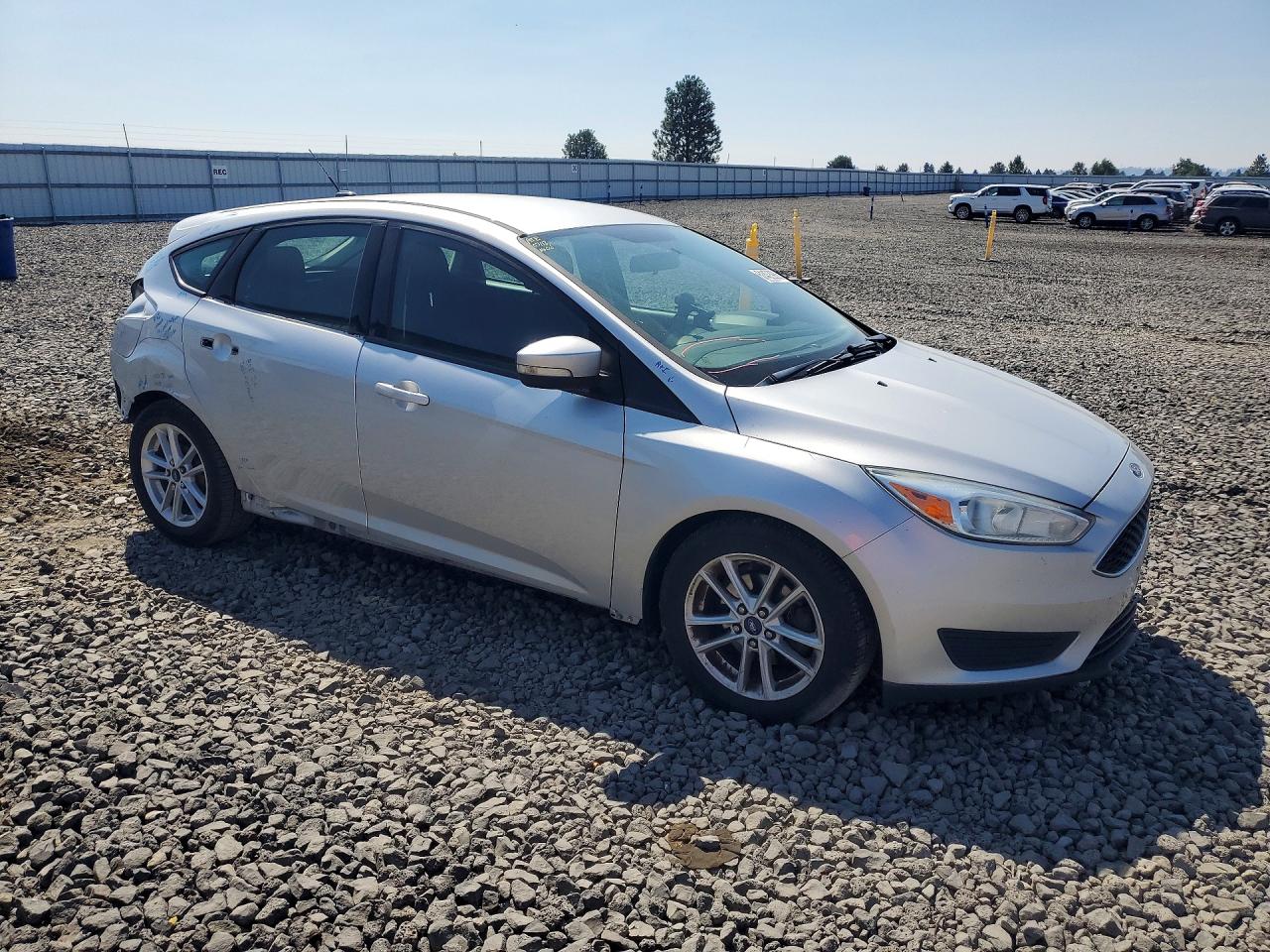 2016 Ford Focus Se Silver vin: 1FADP3K21GL276294