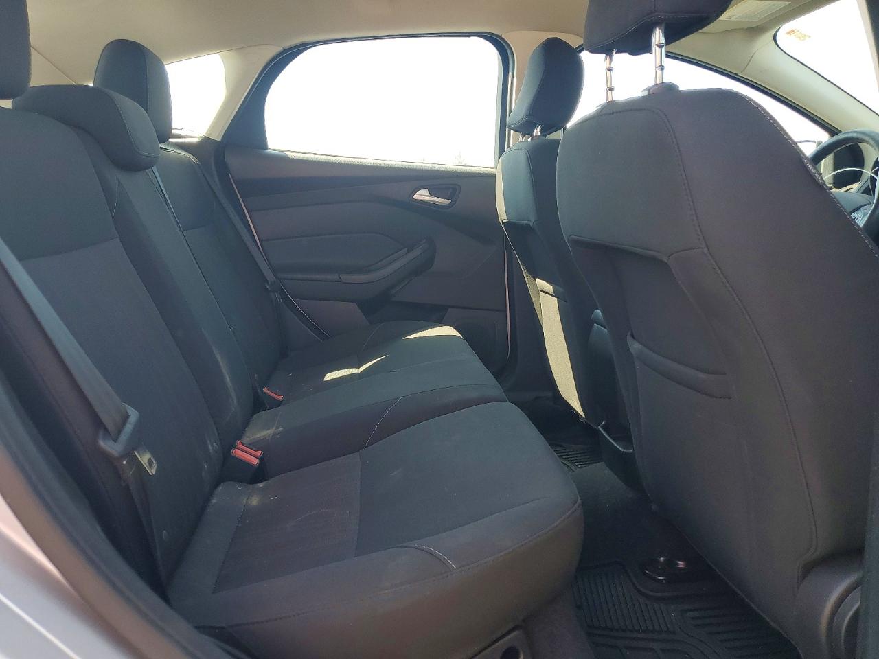 2016 Ford Focus Se Silver vin: 1FADP3K21GL276294