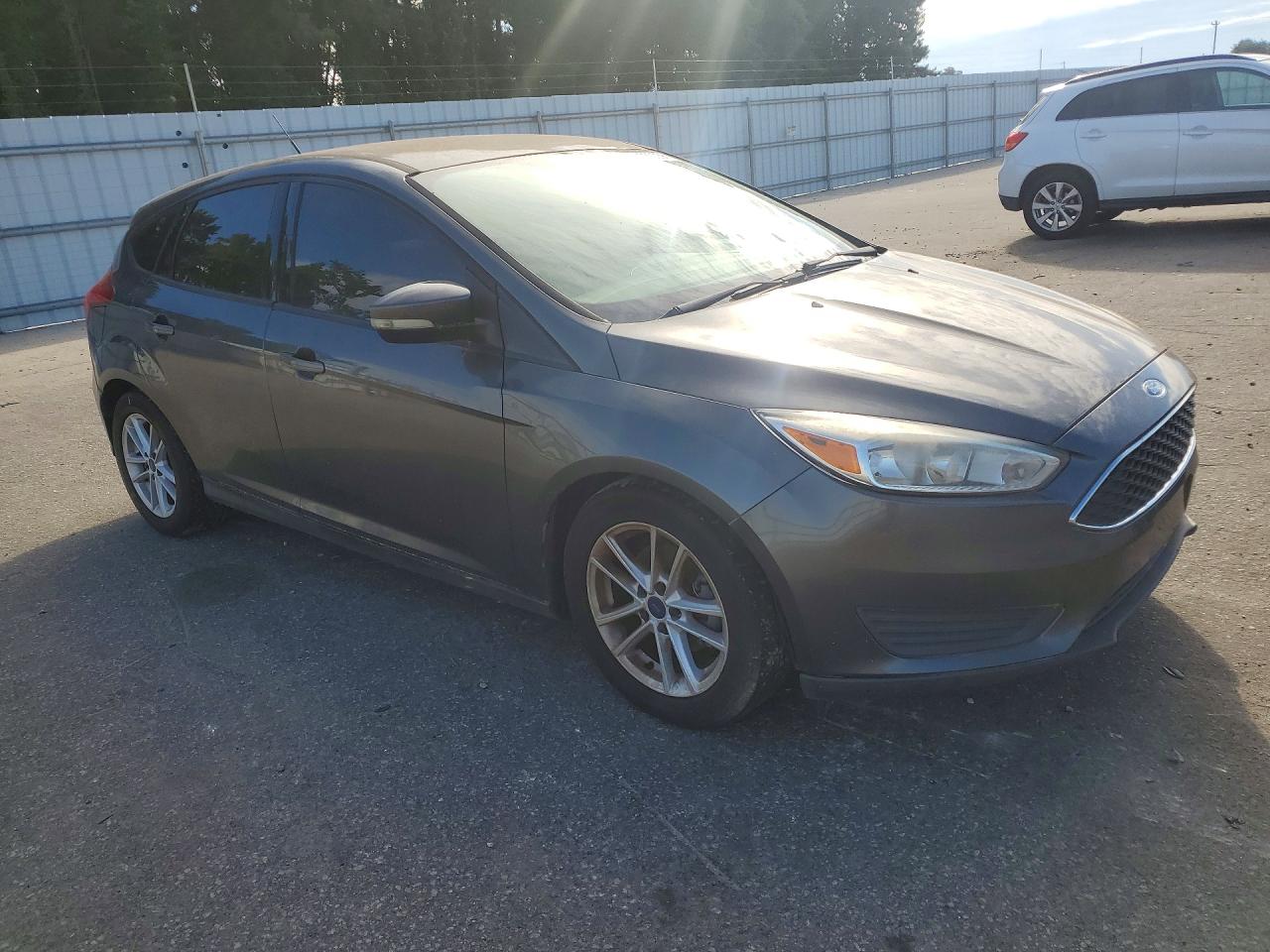 2017 Ford Focus Se Gray vin: 1FADP3K21HL231244