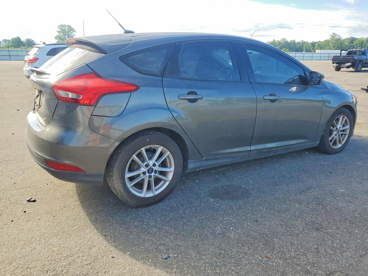 2017 Ford Focus Se Gray vin: 1FADP3K21HL231244