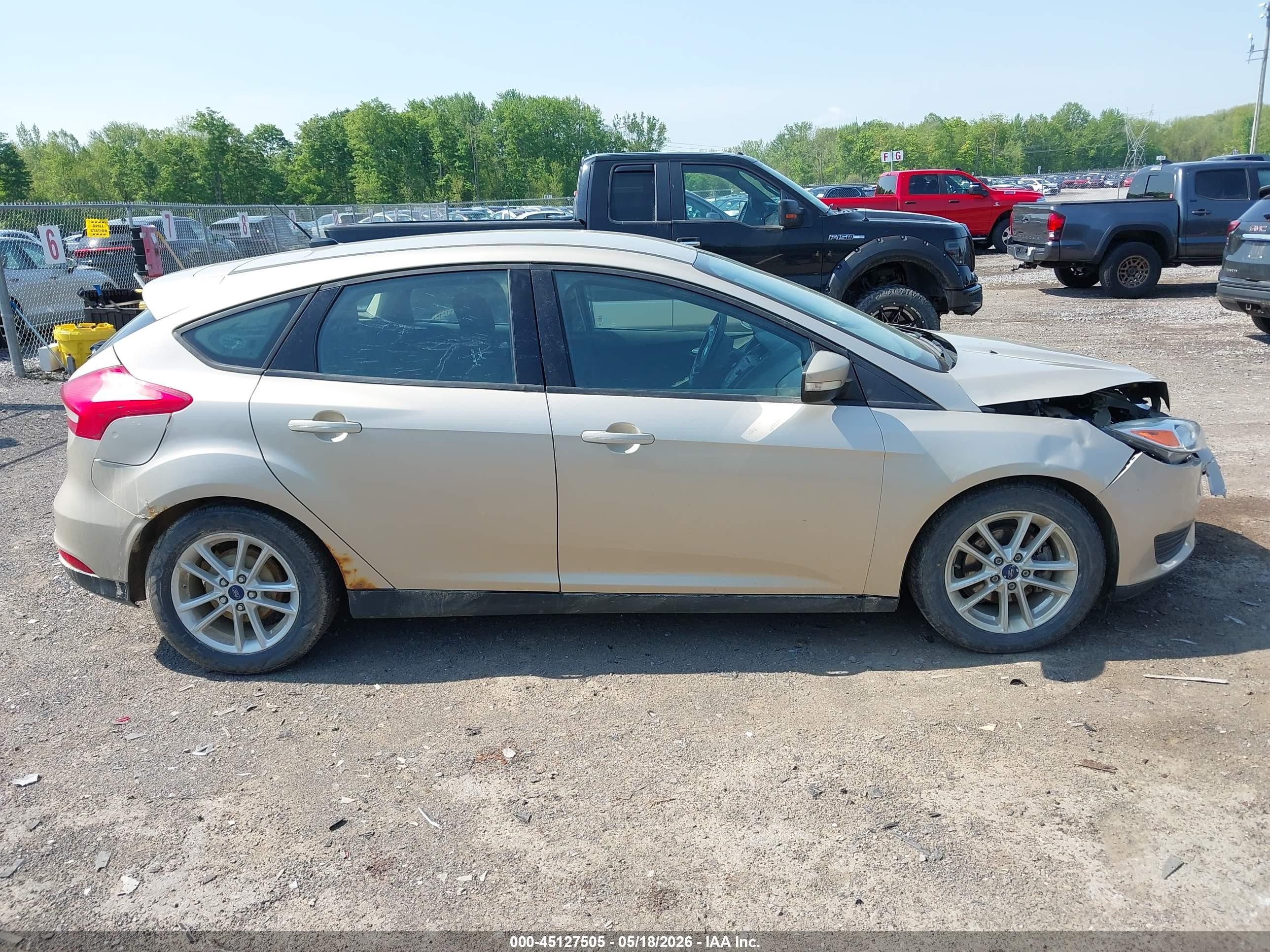 2017 Ford Focus Se Gold vin: 1FADP3K21HL312812