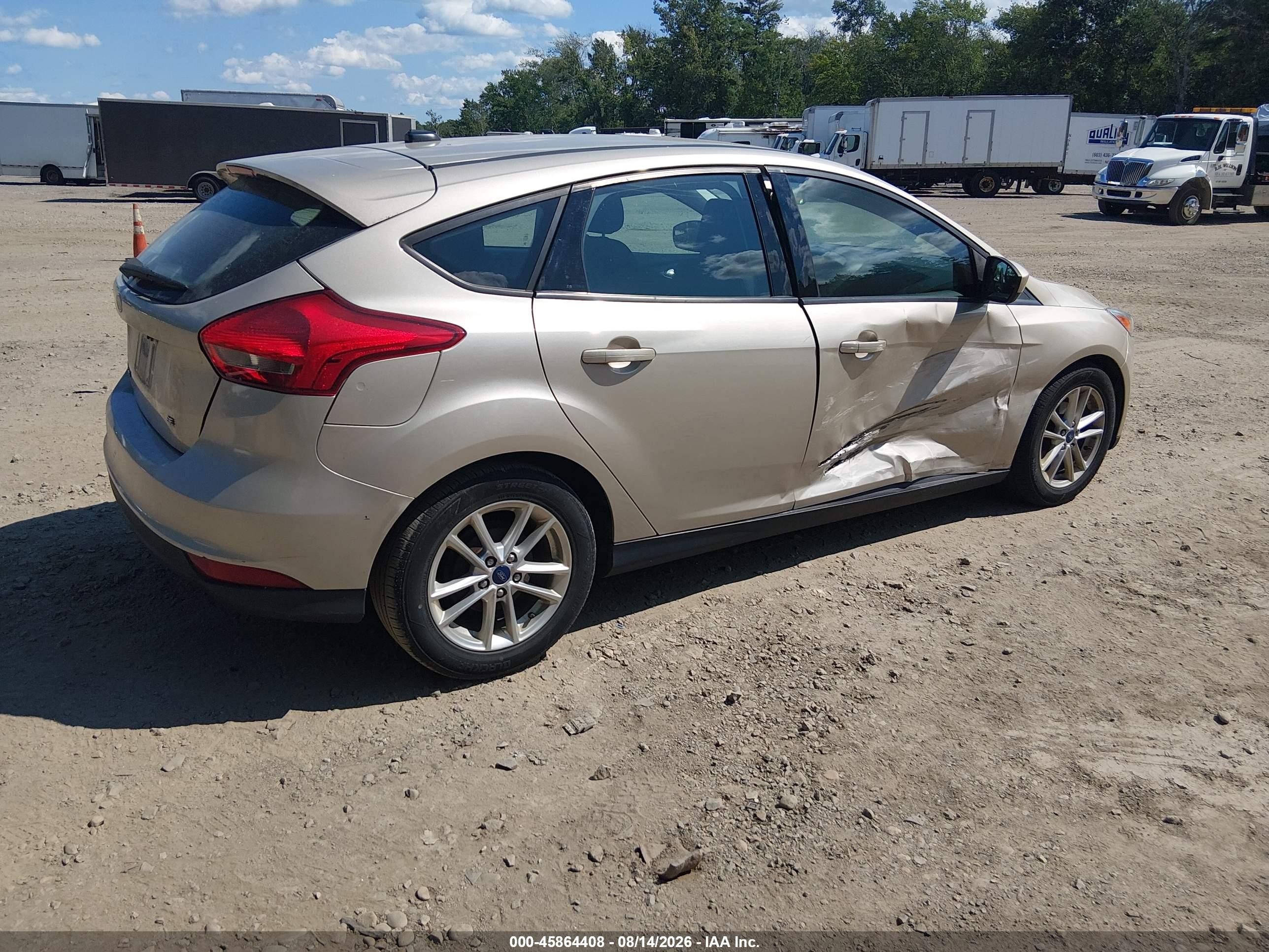 2018 Ford Focus Se Beige vin: 1FADP3K21JL225806