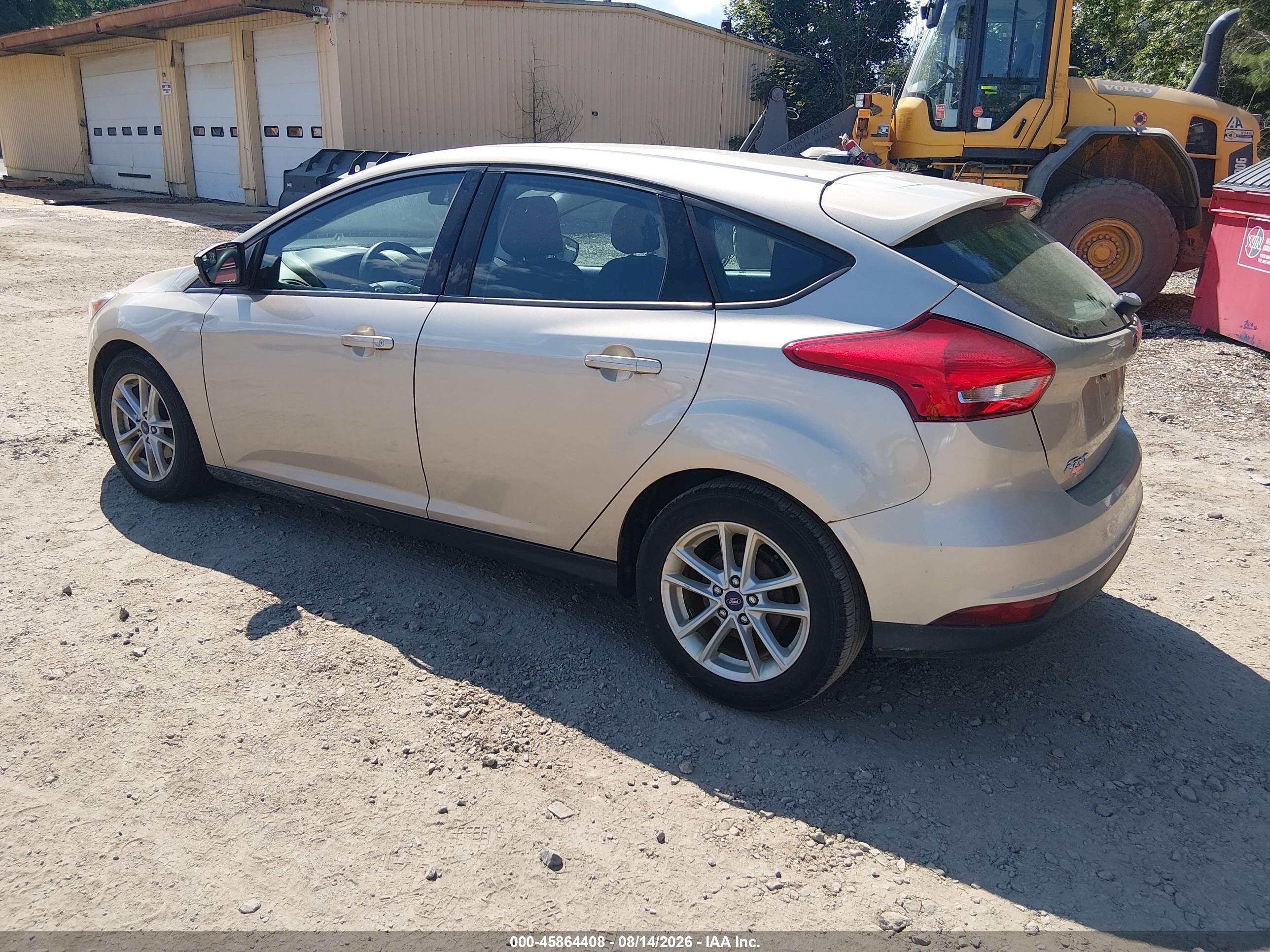 2018 Ford Focus Se Beige vin: 1FADP3K21JL225806