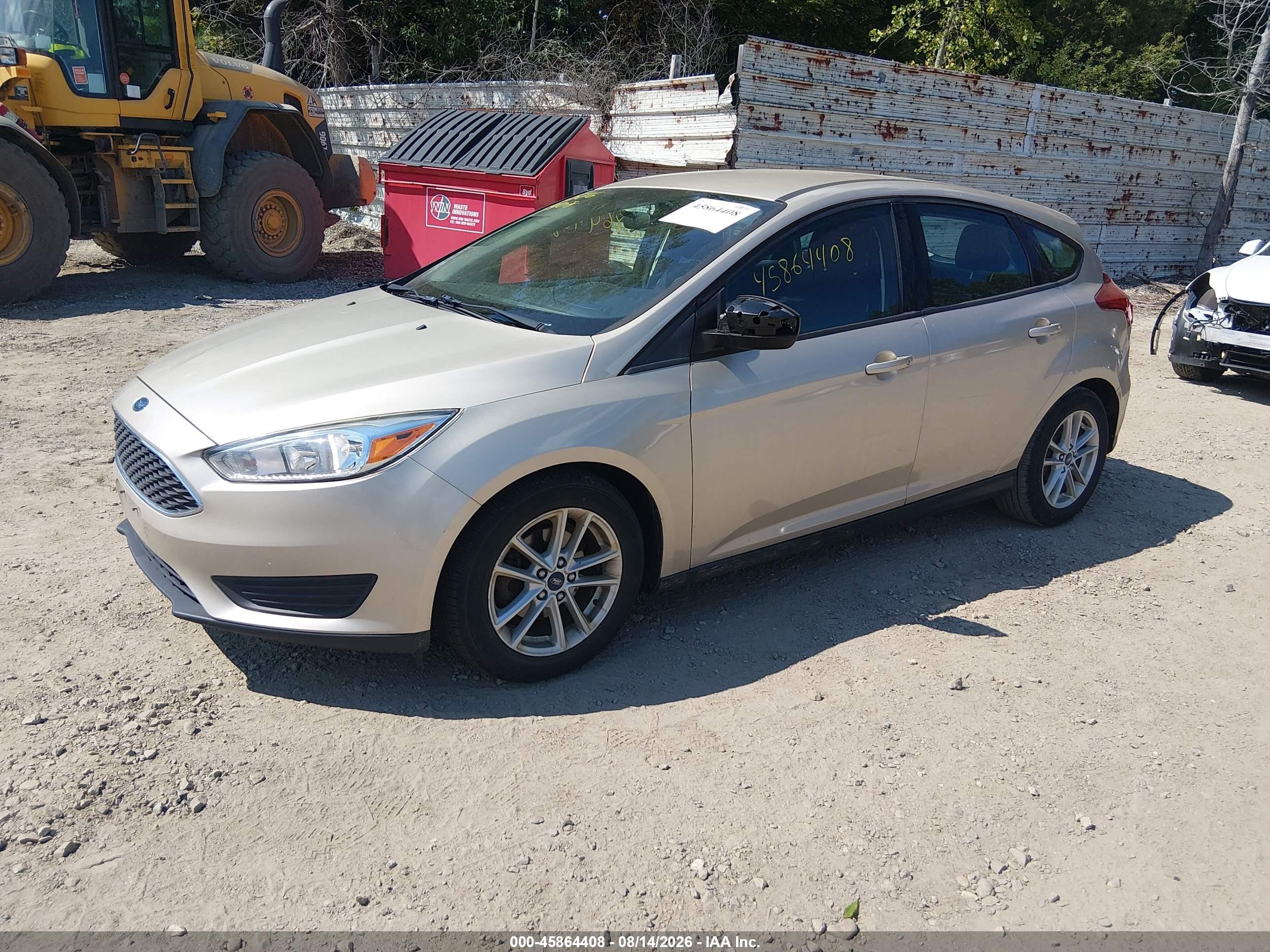 2018 Ford Focus Se Beige vin: 1FADP3K21JL225806