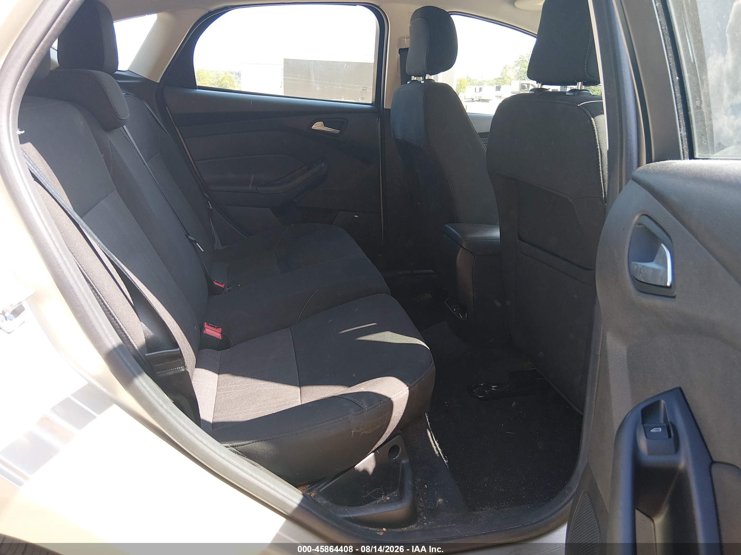 2018 Ford Focus Se Beige vin: 1FADP3K21JL225806