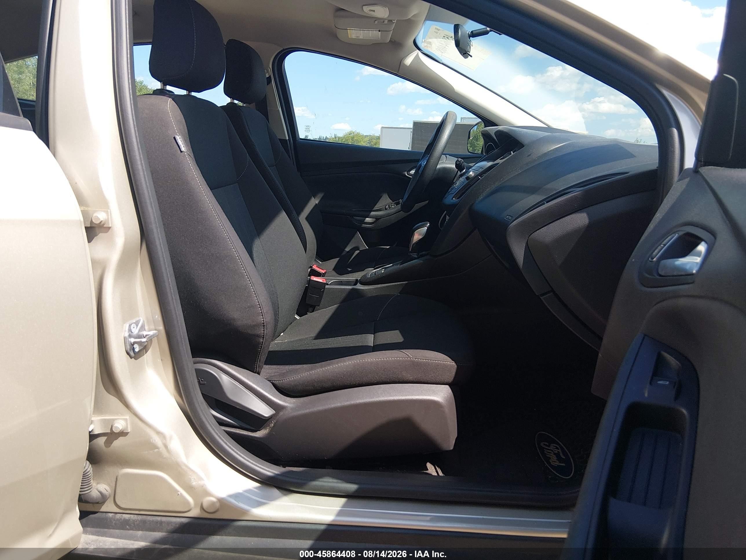 2018 Ford Focus Se Beige vin: 1FADP3K21JL225806
