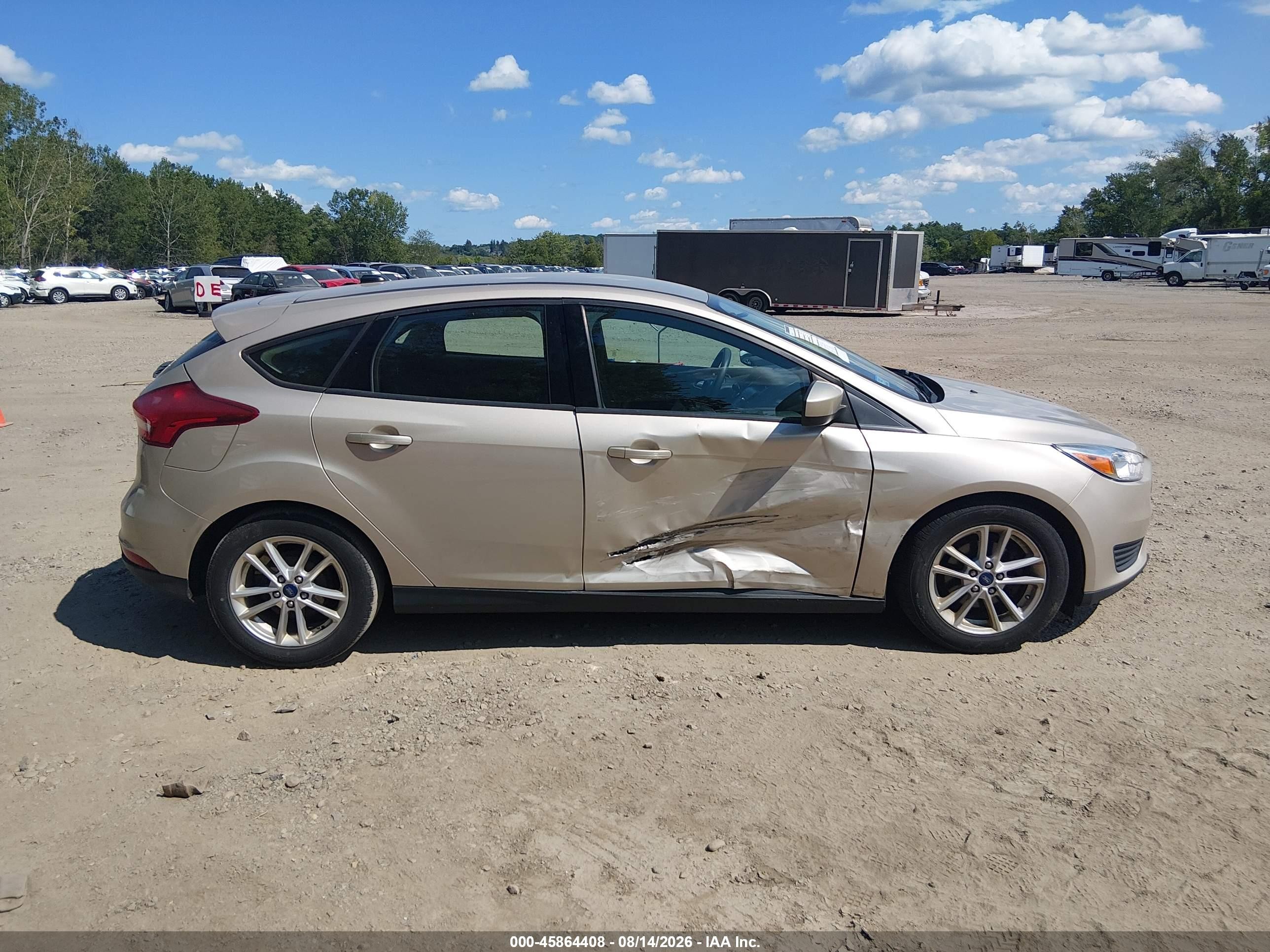 2018 Ford Focus Se Beige vin: 1FADP3K21JL225806