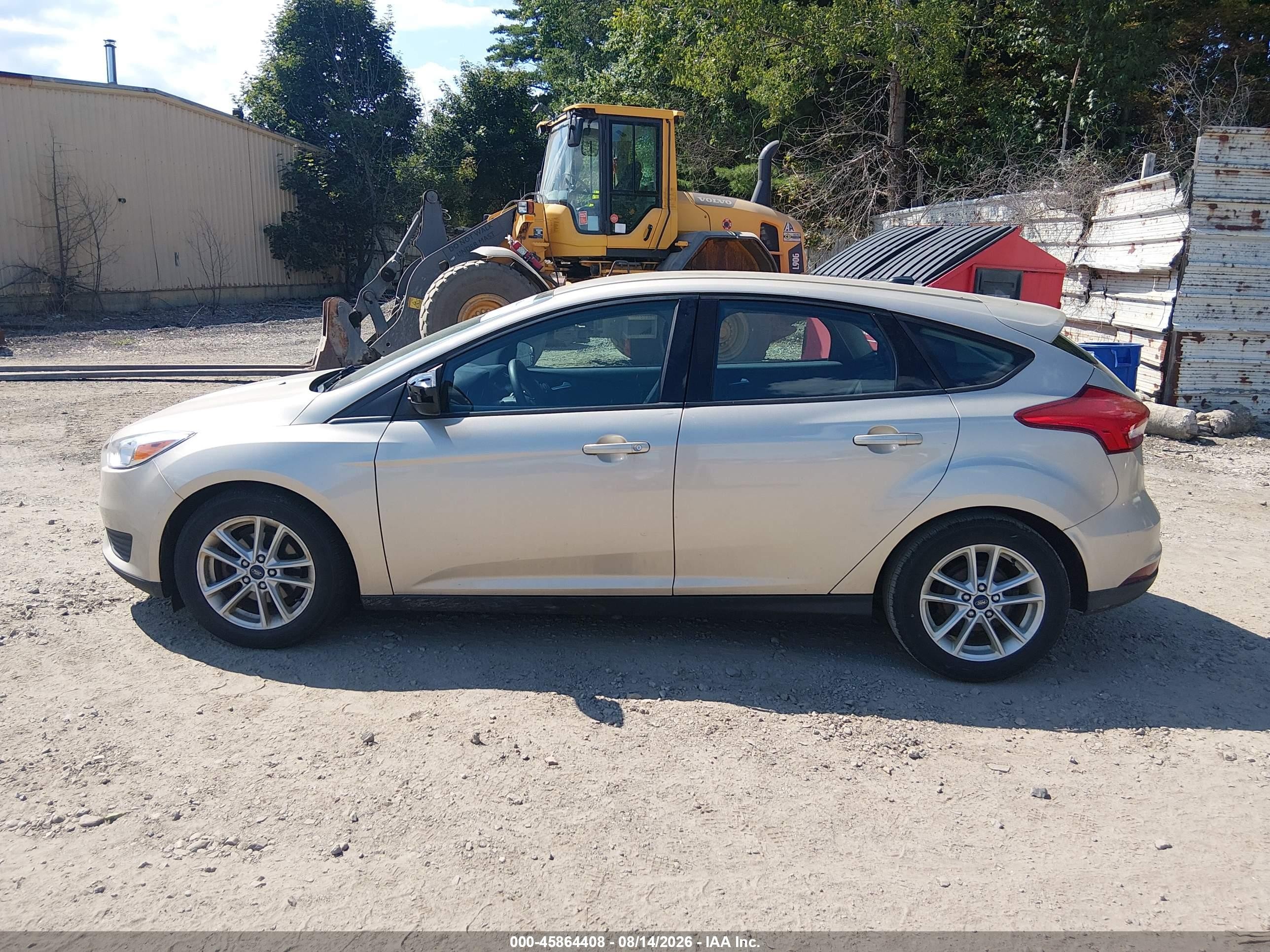 2018 Ford Focus Se Beige vin: 1FADP3K21JL225806
