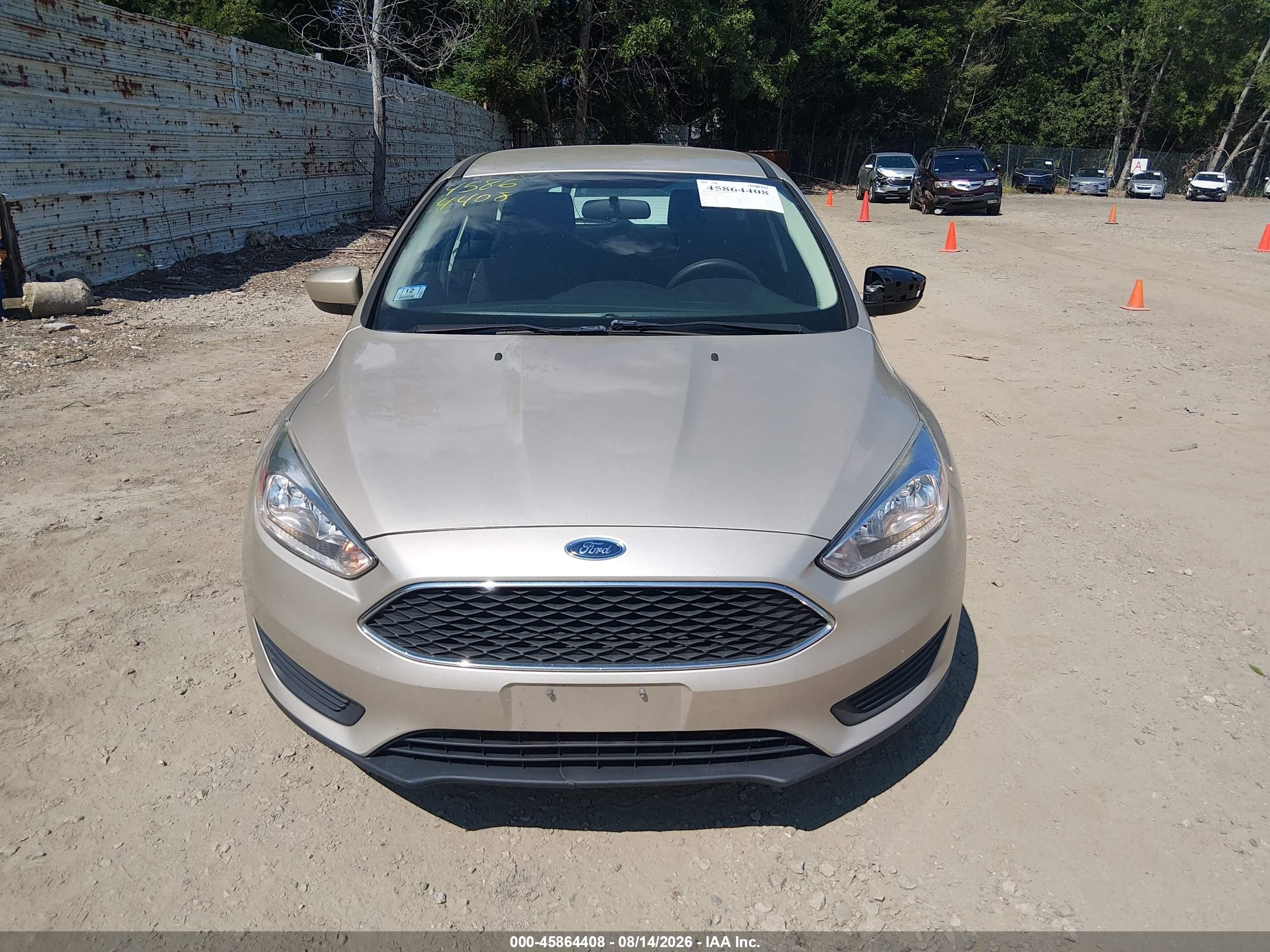2018 Ford Focus Se Beige vin: 1FADP3K21JL225806