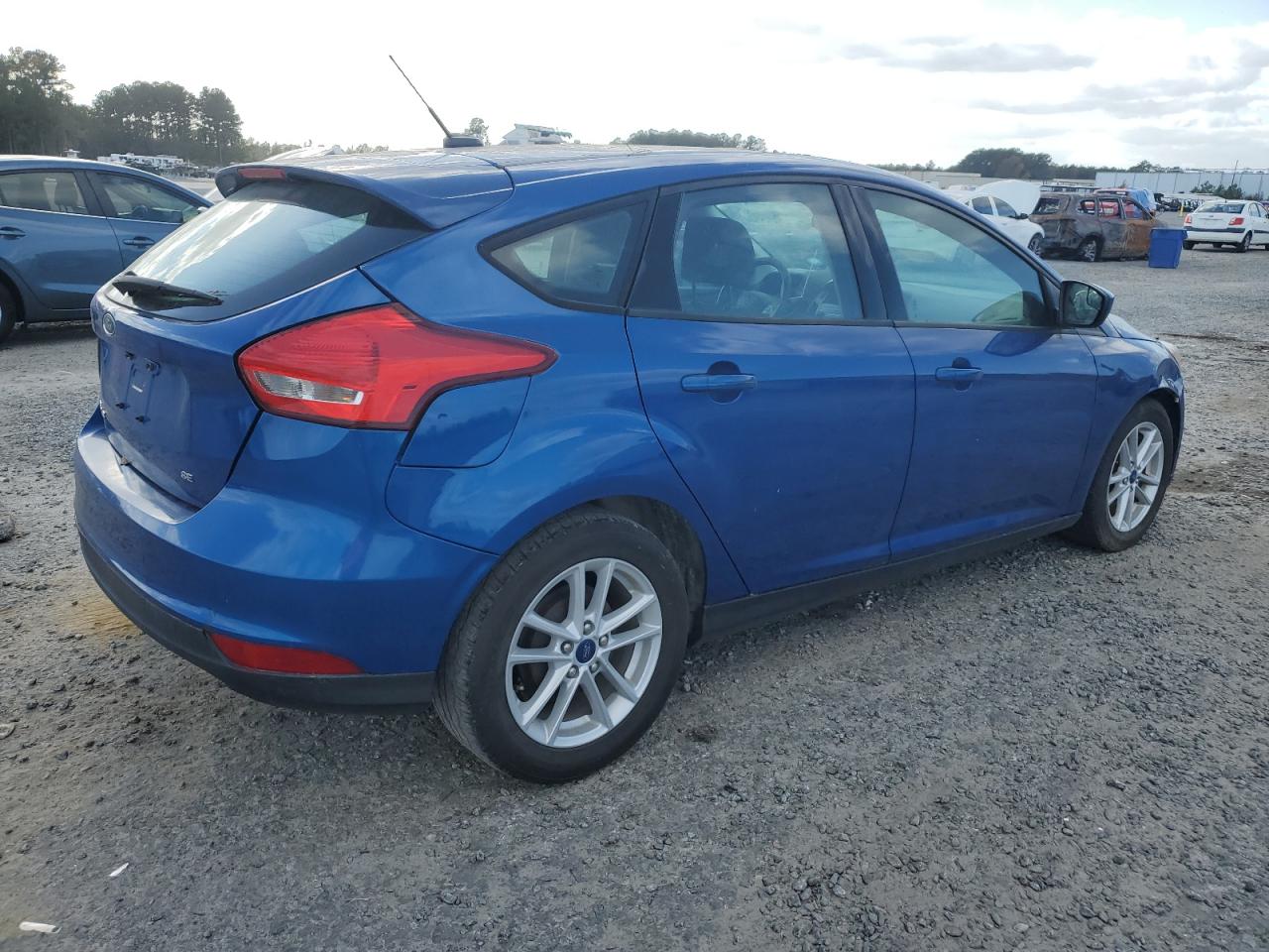 2018 Ford Focus Se Синий vin: 1FADP3K21JL231377