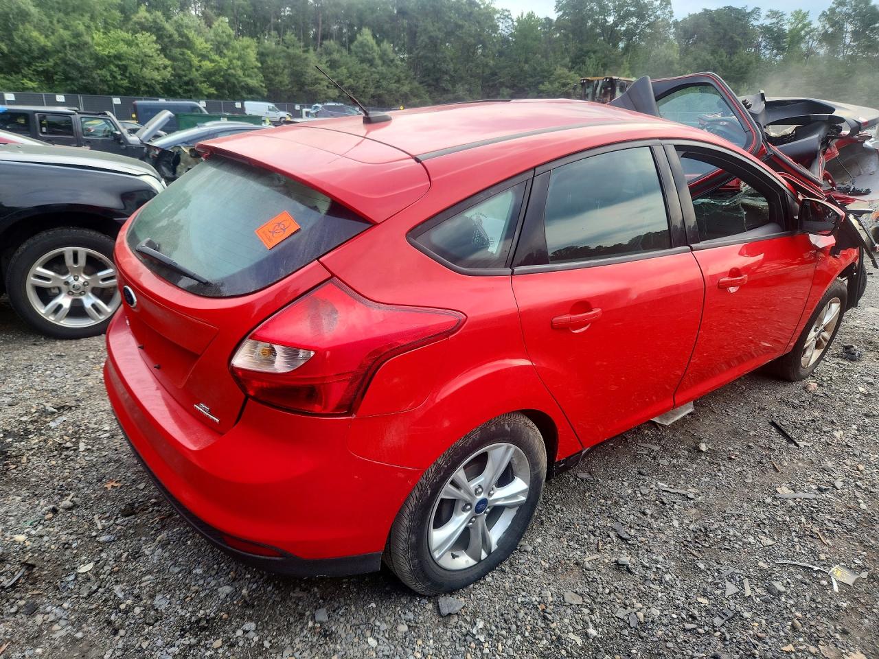 2014 Ford Focus Se Red vin: 1FADP3K22EL158395