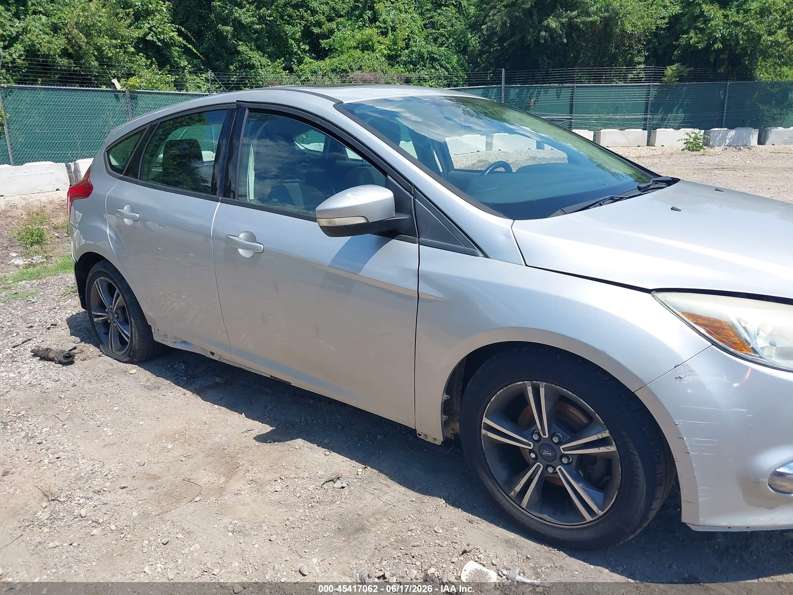 2014 Ford Focus Se Silver vin: 1FADP3K22EL303340