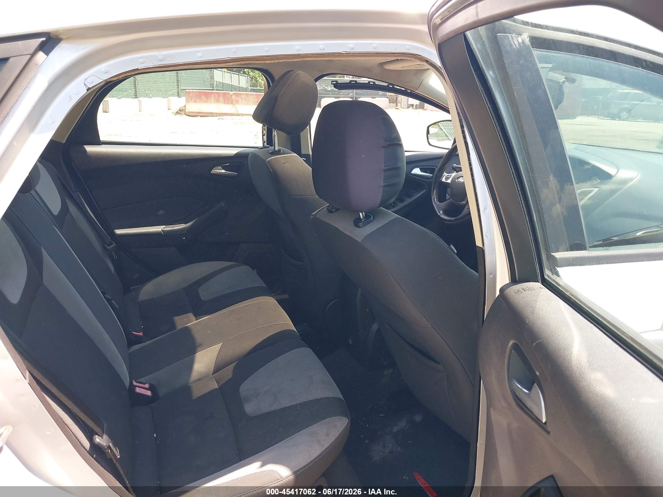 2014 Ford Focus Se Silver vin: 1FADP3K22EL303340