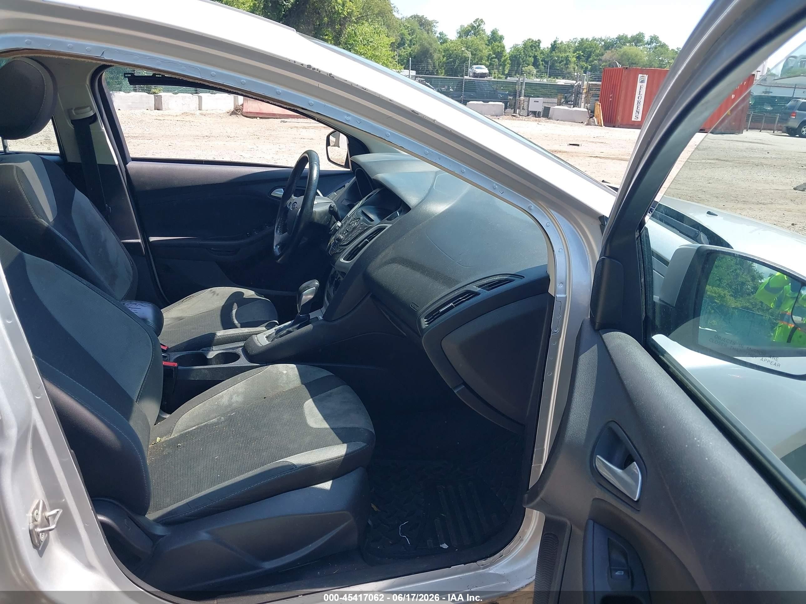 2014 Ford Focus Se Silver vin: 1FADP3K22EL303340
