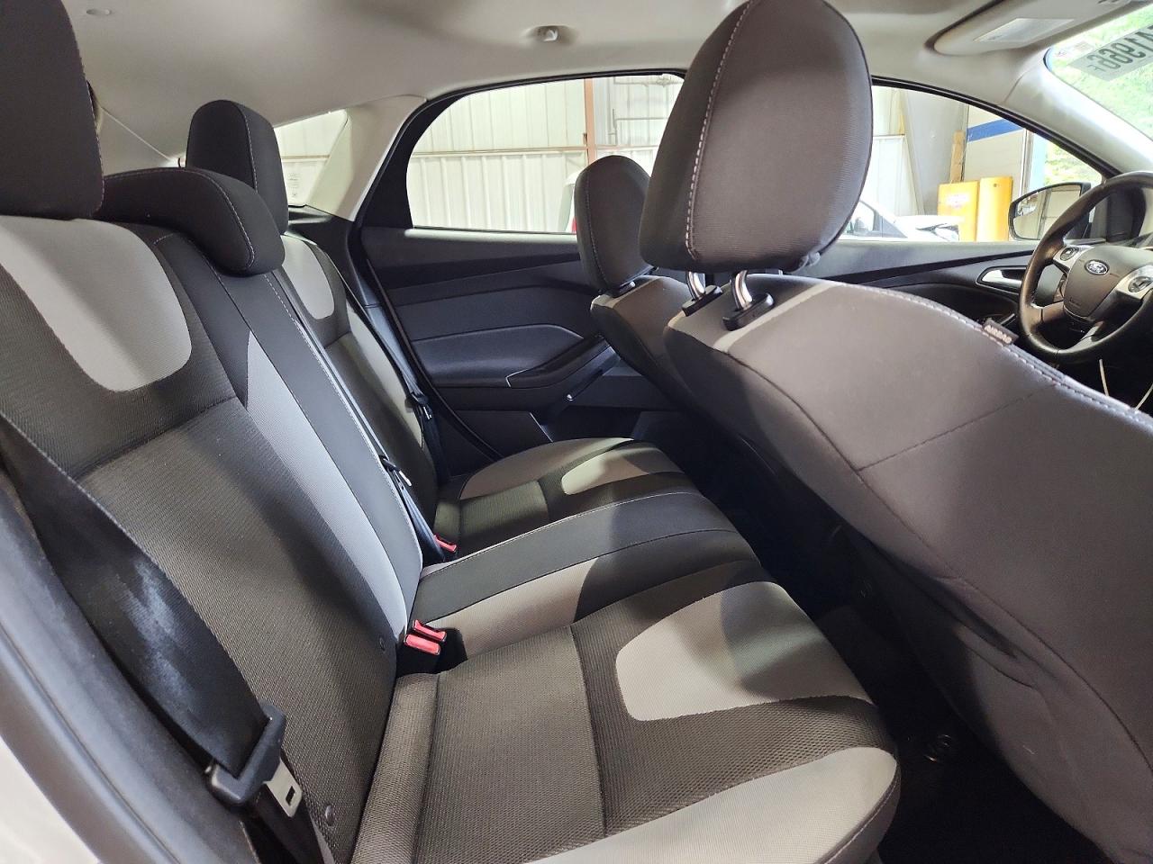 2014 Ford Focus Se White vin: 1FADP3K22EL320011