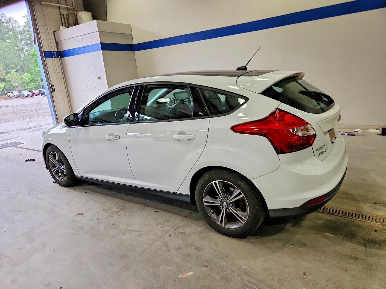 2014 Ford Focus Se White vin: 1FADP3K22EL320011